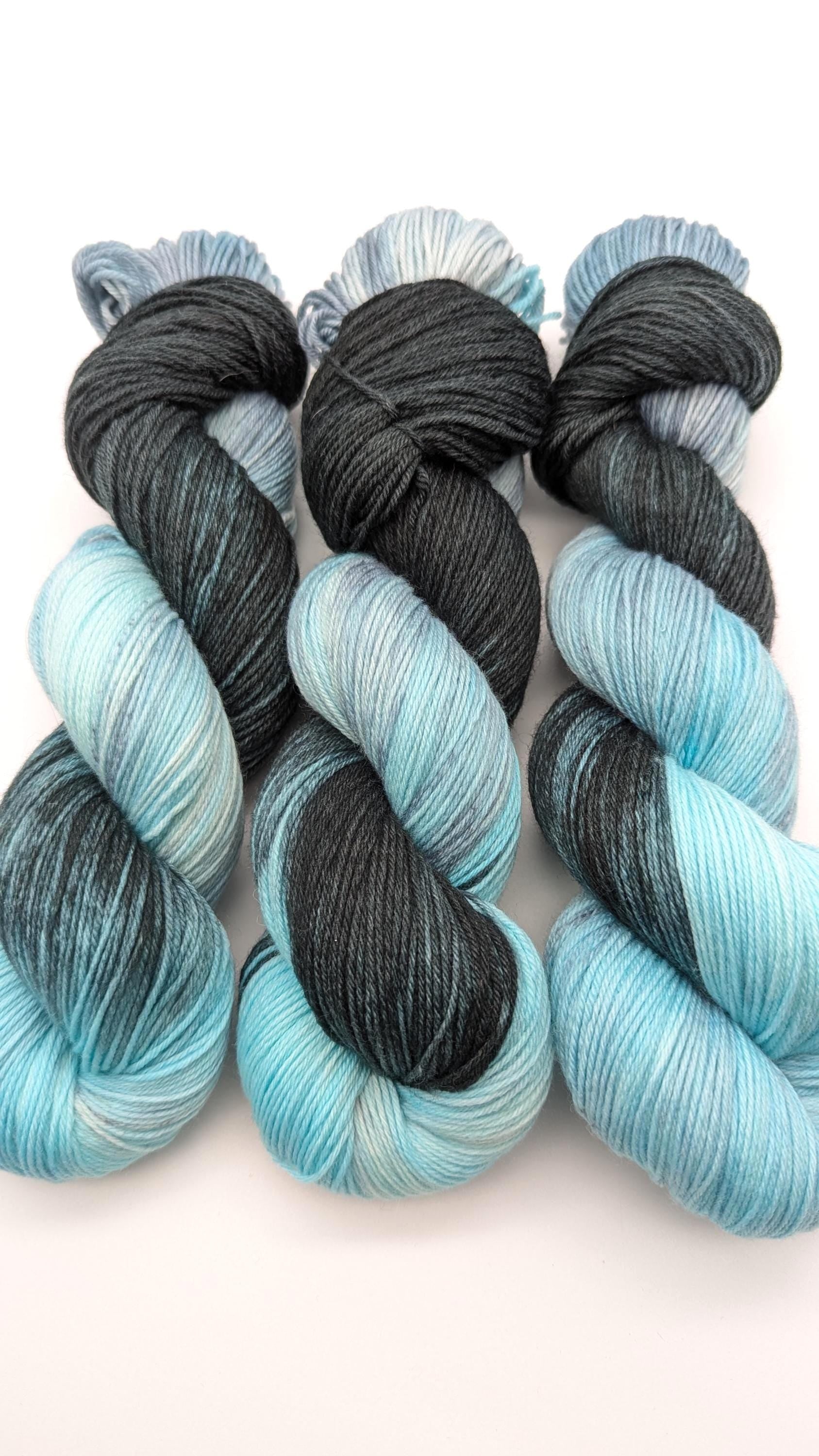 Handgefärbte Sockenwolle 4 fach High Twist 100g/400m LL Merino extrafine - "Meerestiefen" türkis blau
