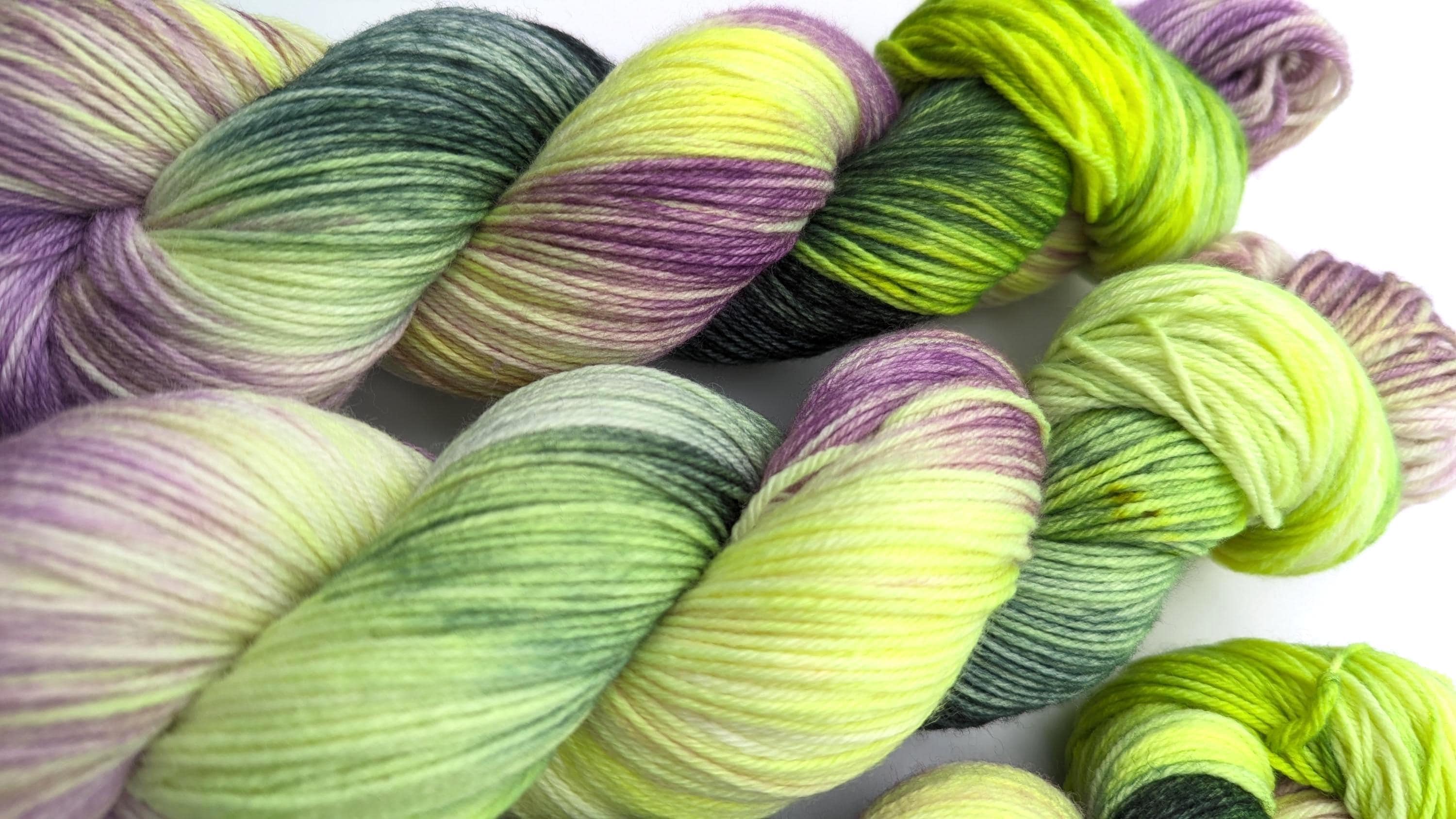 Handgefärbte Sockenwolle 4 fach High Twist 100g/400m LL Merino extrafine - "Halloween" 1 lila gelb mulesingfrei