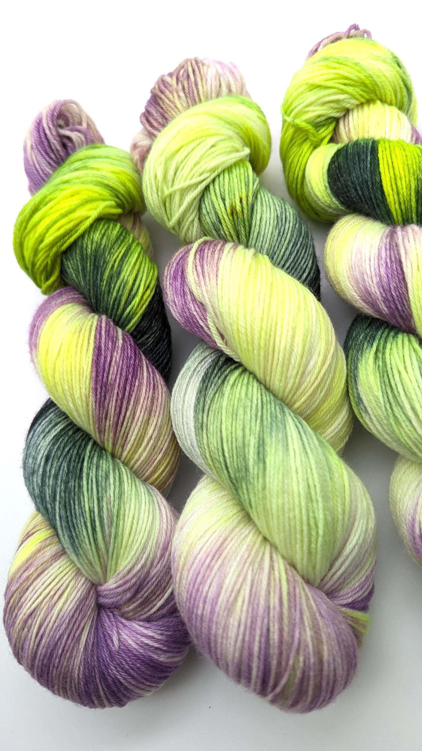 Handgefärbte Sockenwolle 4 fach High Twist 100g/400m LL Merino extrafine - "Halloween" 1 lila gelb mulesingfrei