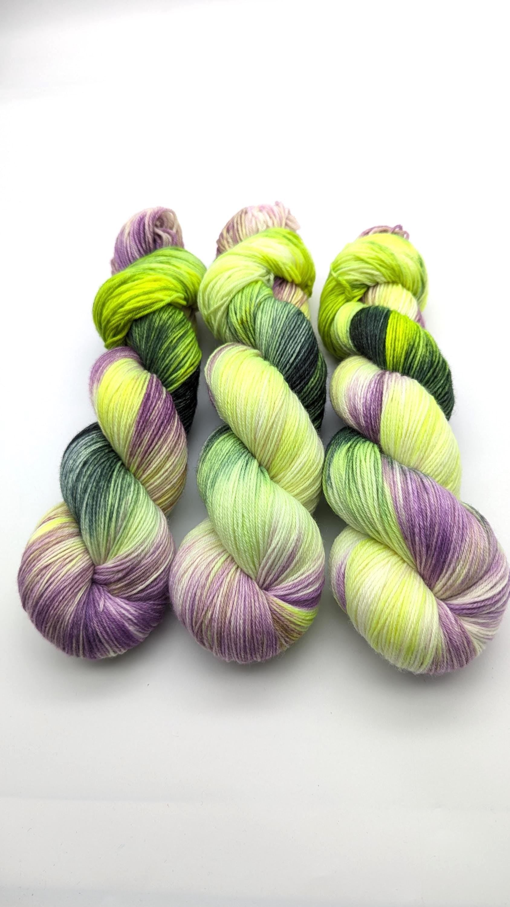Handgefärbte Sockenwolle 4 fach High Twist 100g/400m LL Merino extrafine - "Halloween" 1 lila gelb mulesingfrei