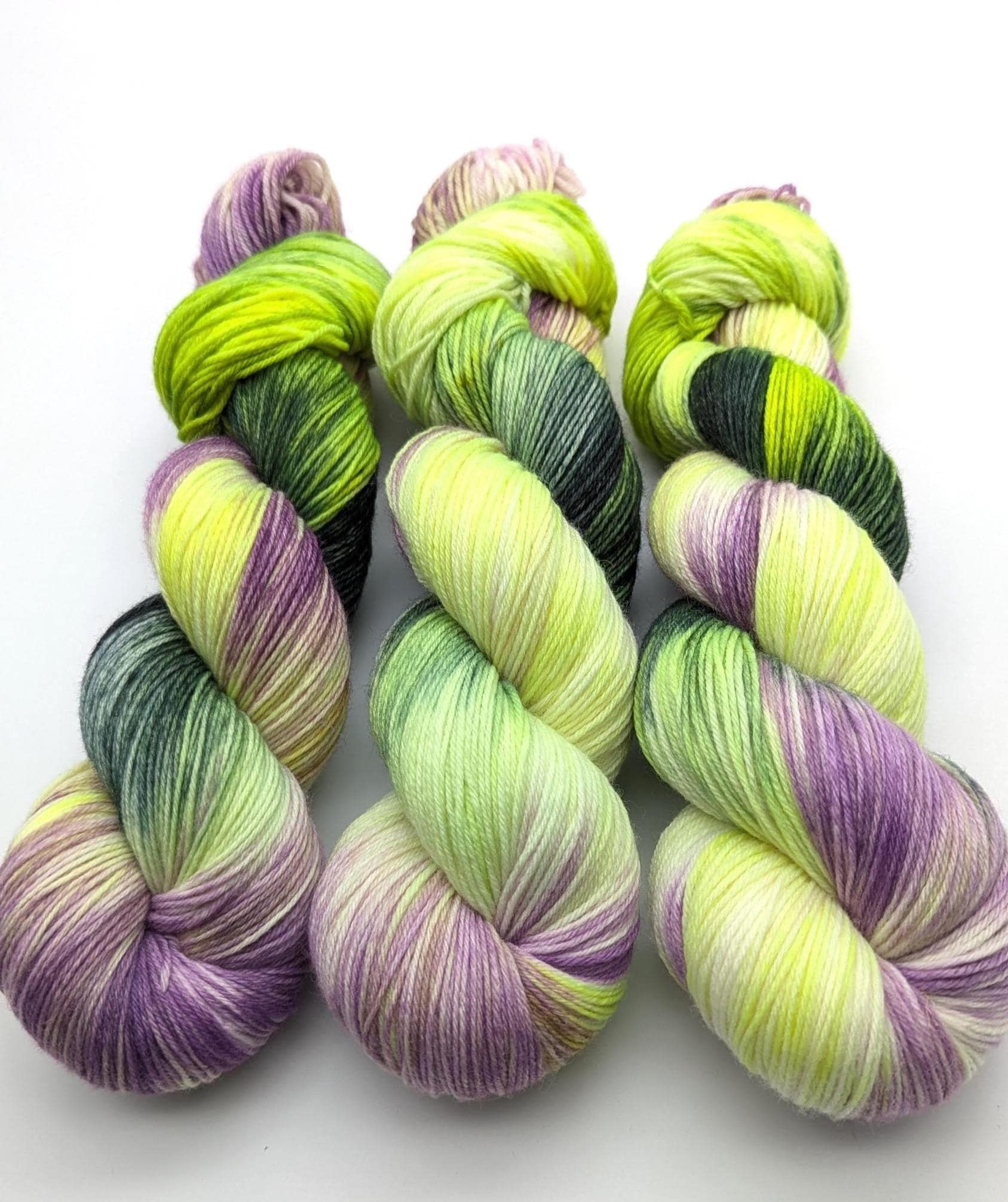 Handgefärbte Sockenwolle 4 fach High Twist 100g/400m LL Merino extrafine - "Halloween" 1 lila gelb mulesingfrei