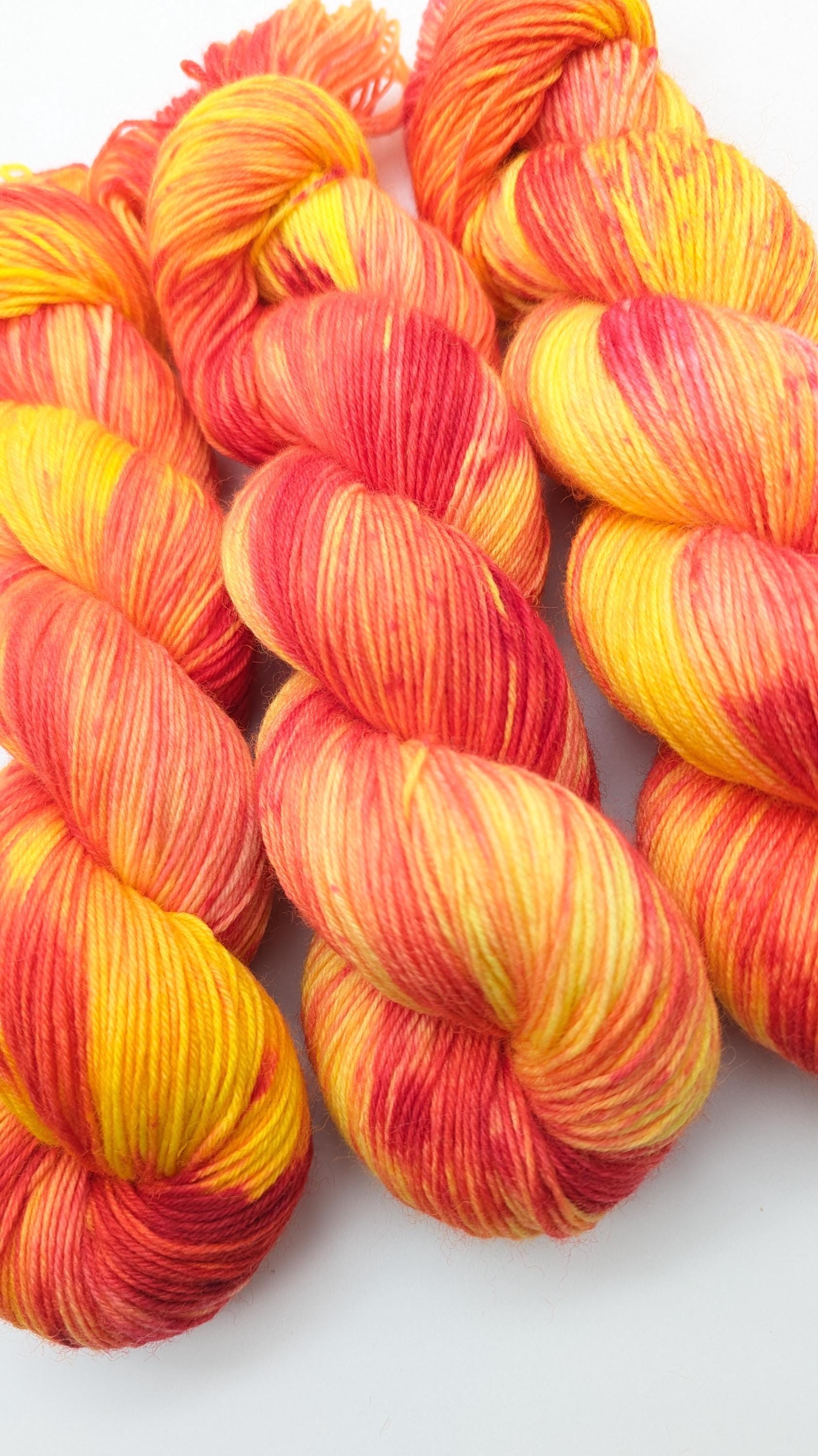Handgefärbte Sockenwolle 4- fach 100g/420m "Sunny Afternoon" gelb rot mulesingfrei handdyed