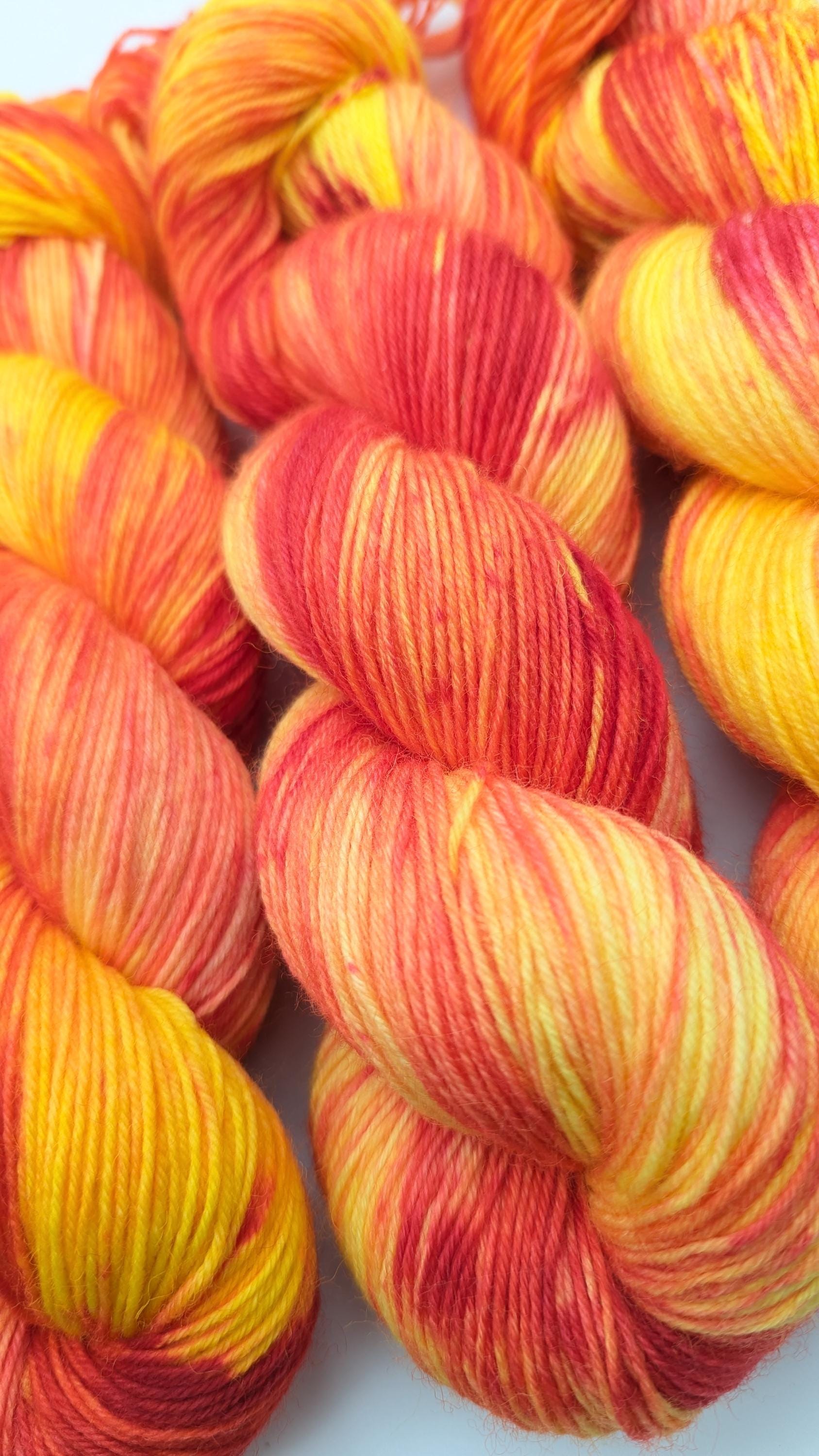 Handgefärbte Sockenwolle 4- fach 100g/420m "Sunny Afternoon" gelb rot mulesingfrei handdyed