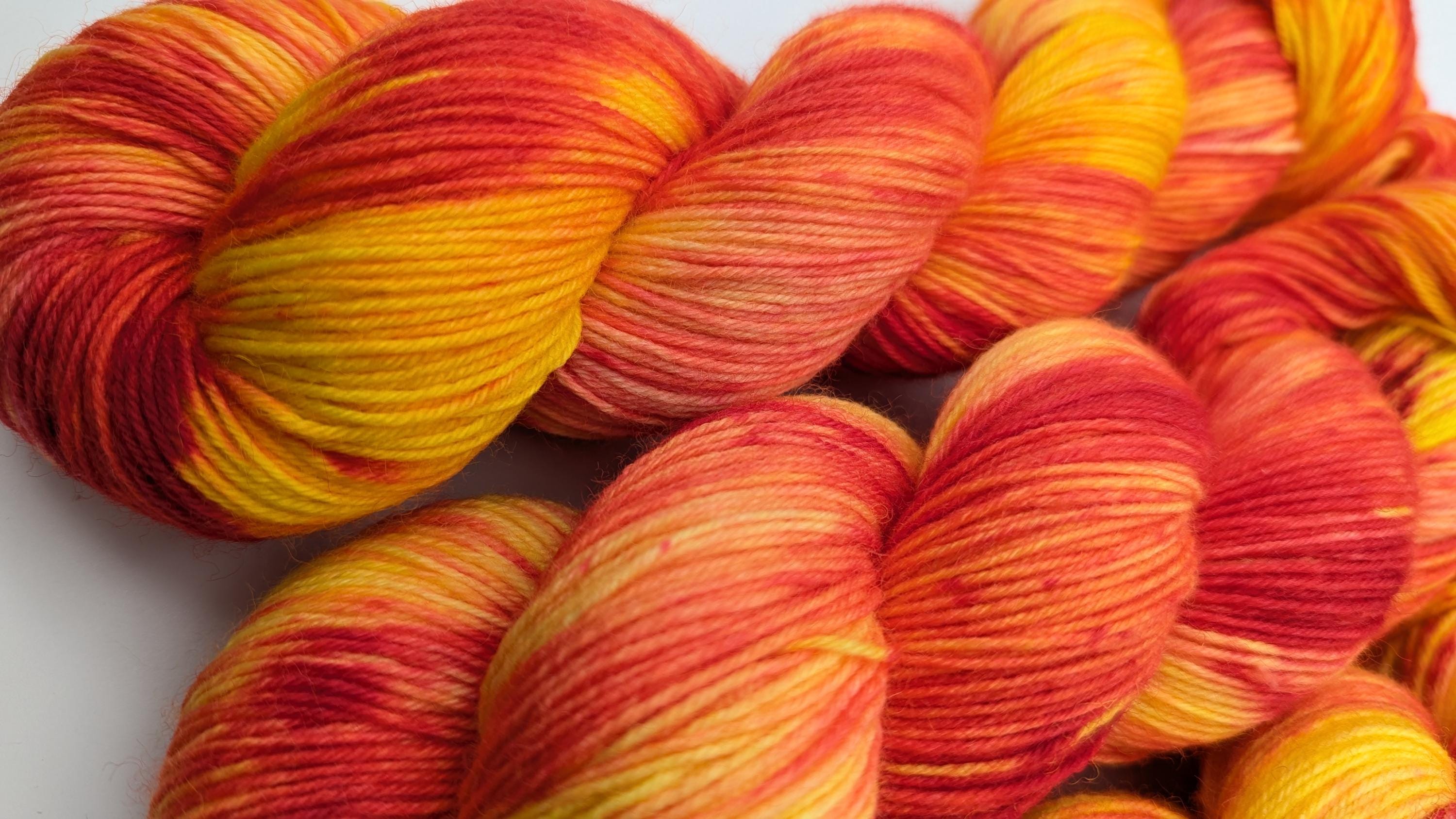 Handgefärbte Sockenwolle 4- fach 100g/420m "Sunny Afternoon" gelb rot mulesingfrei handdyed