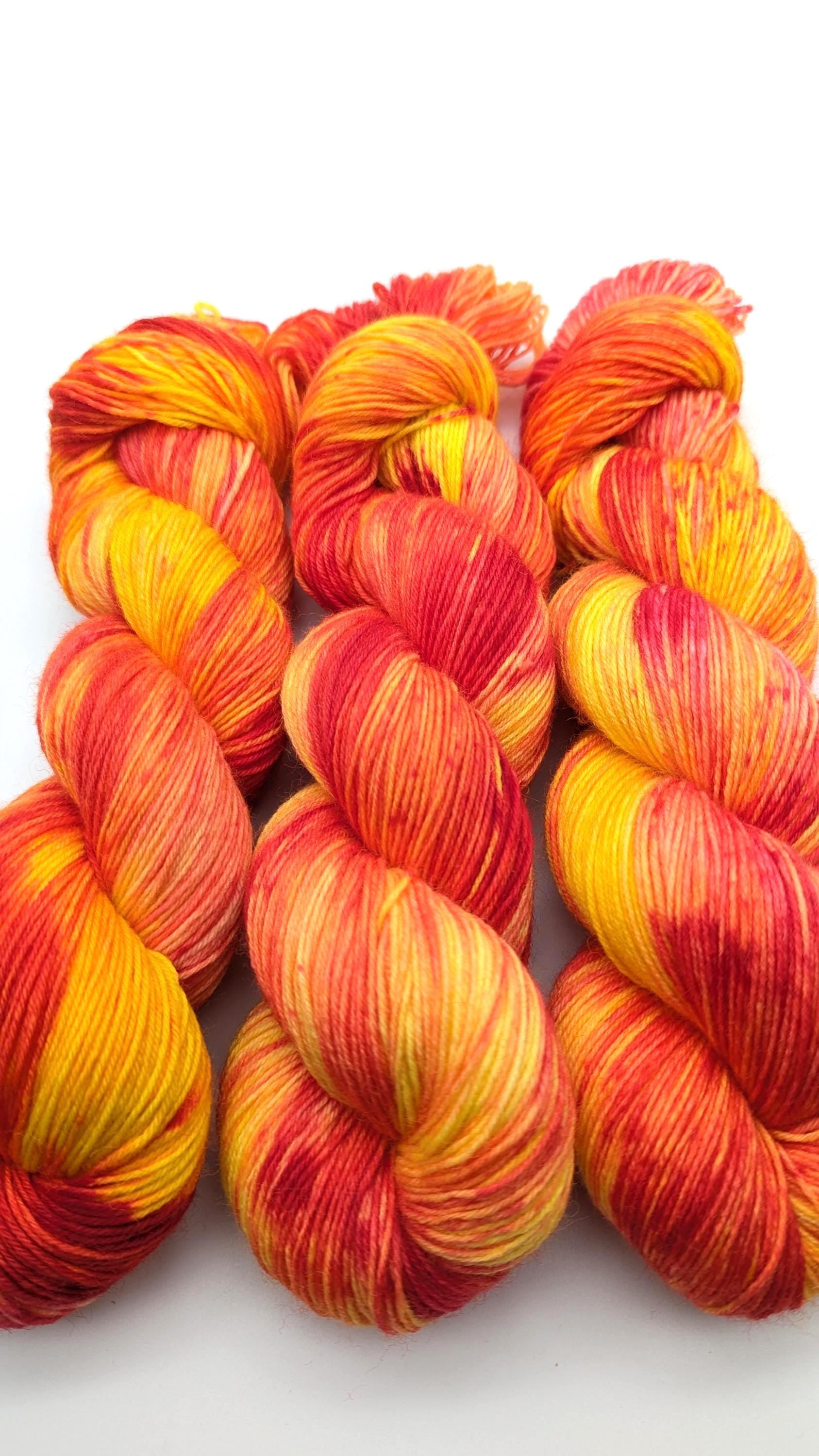 Handgefärbte Sockenwolle 4- fach 100g/420m "Sunny Afternoon" gelb rot mulesingfrei handdyed
