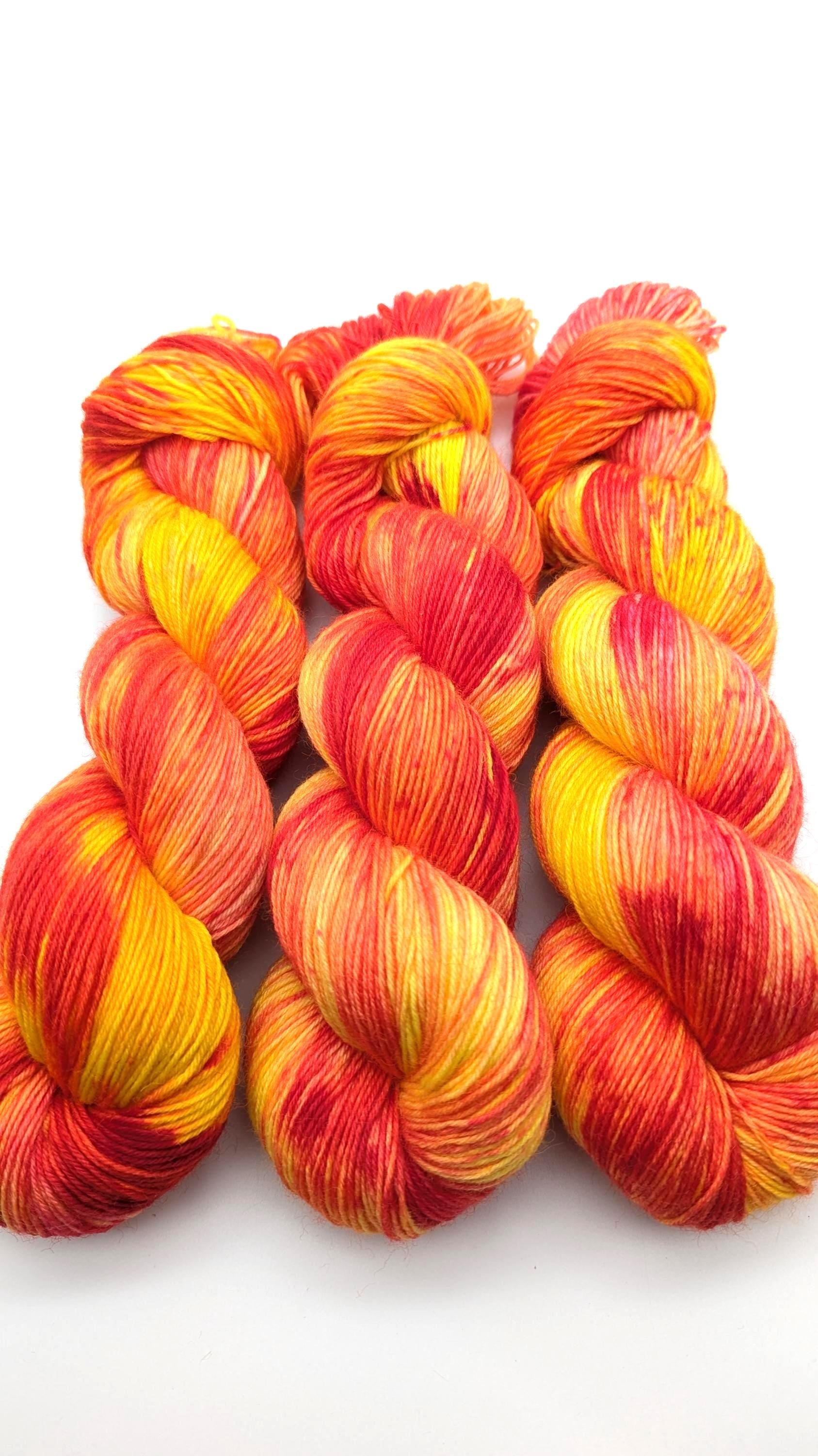 Handgefärbte Sockenwolle 4- fach 100g/420m "Sunny Afternoon" gelb rot mulesingfrei handdyed