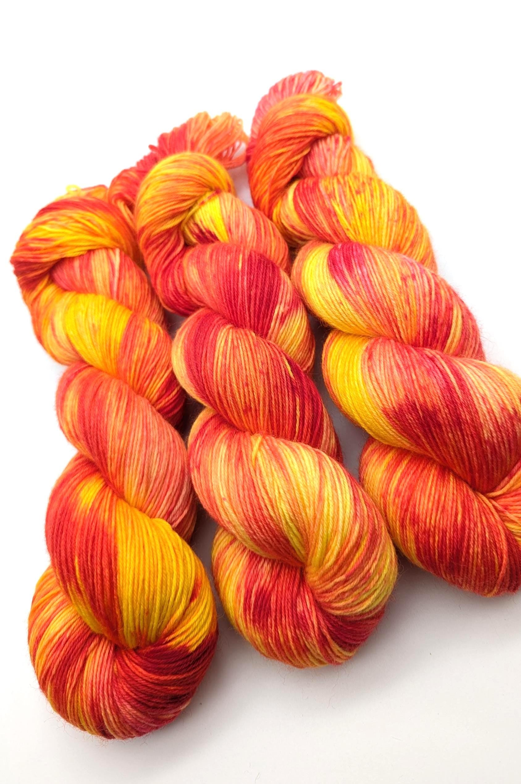 Handgefärbte Sockenwolle 4- fach 100g/420m "Sunny Afternoon" gelb rot mulesingfrei handdyed