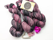 Handgefärbte Sockenwolle 4-fach 100g/420m LL Merino extrafine  "Dark Roses" lila schwarz mulesingfrei