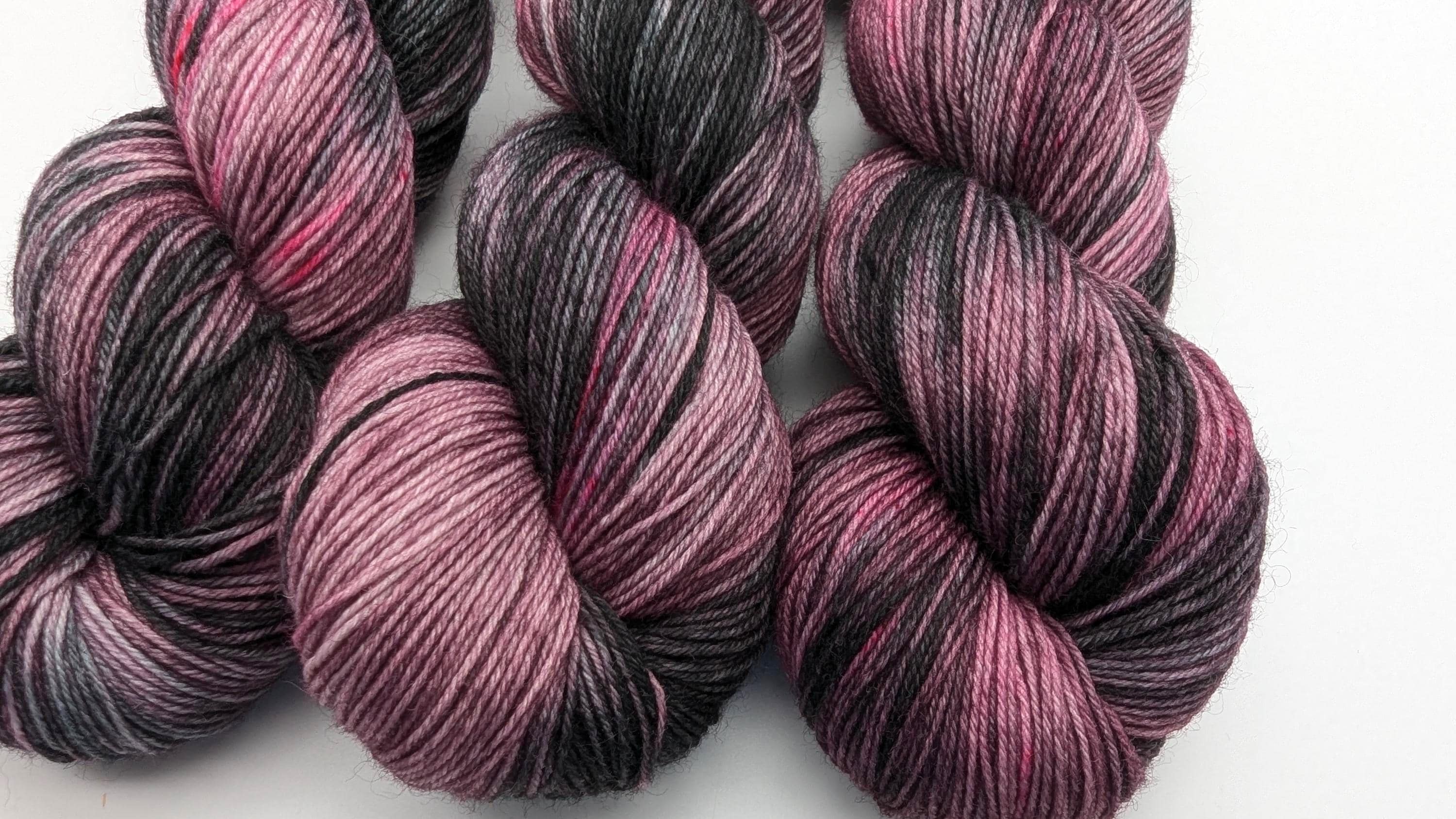 Handgefärbte Sockenwolle 4-fach 100g/420m LL Merino extrafine  "Dark Roses" lila schwarz mulesingfrei