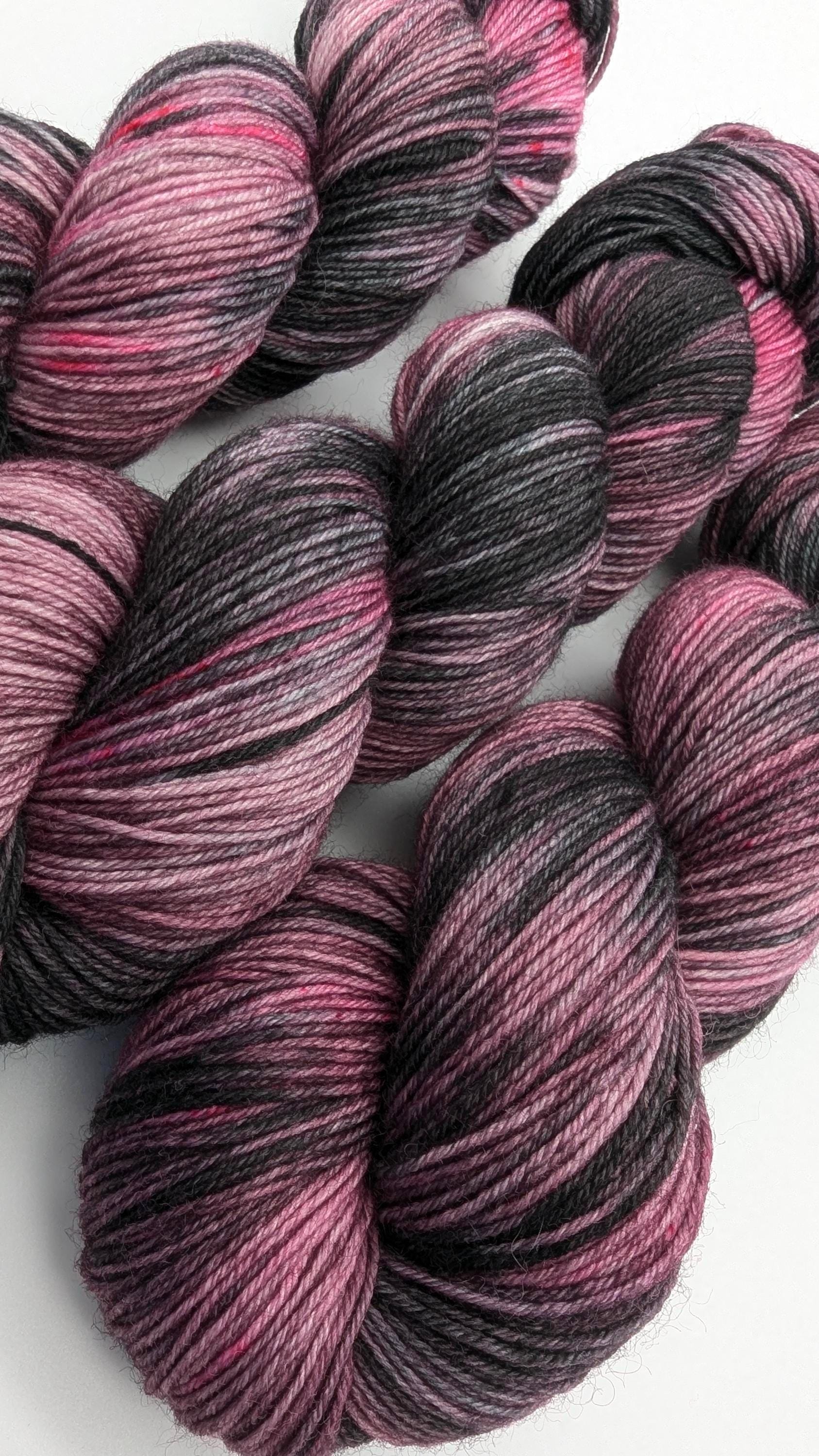 Handgefärbte Sockenwolle 4-fach 100g/420m LL Merino extrafine  "Dark Roses" lila schwarz mulesingfrei