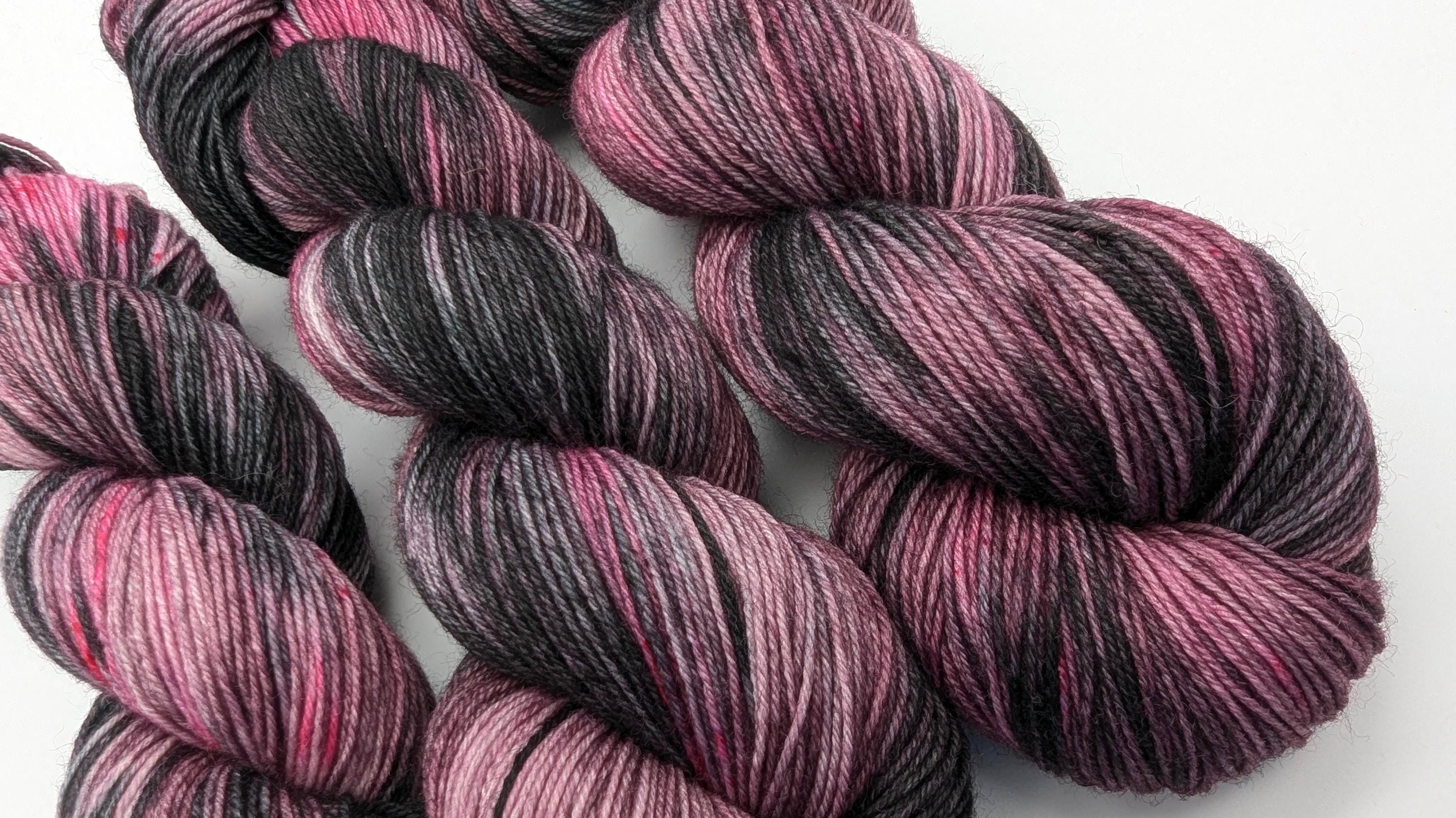 Handgefärbte Sockenwolle 4-fach 100g/420m LL Merino extrafine  "Dark Roses" lila schwarz mulesingfrei