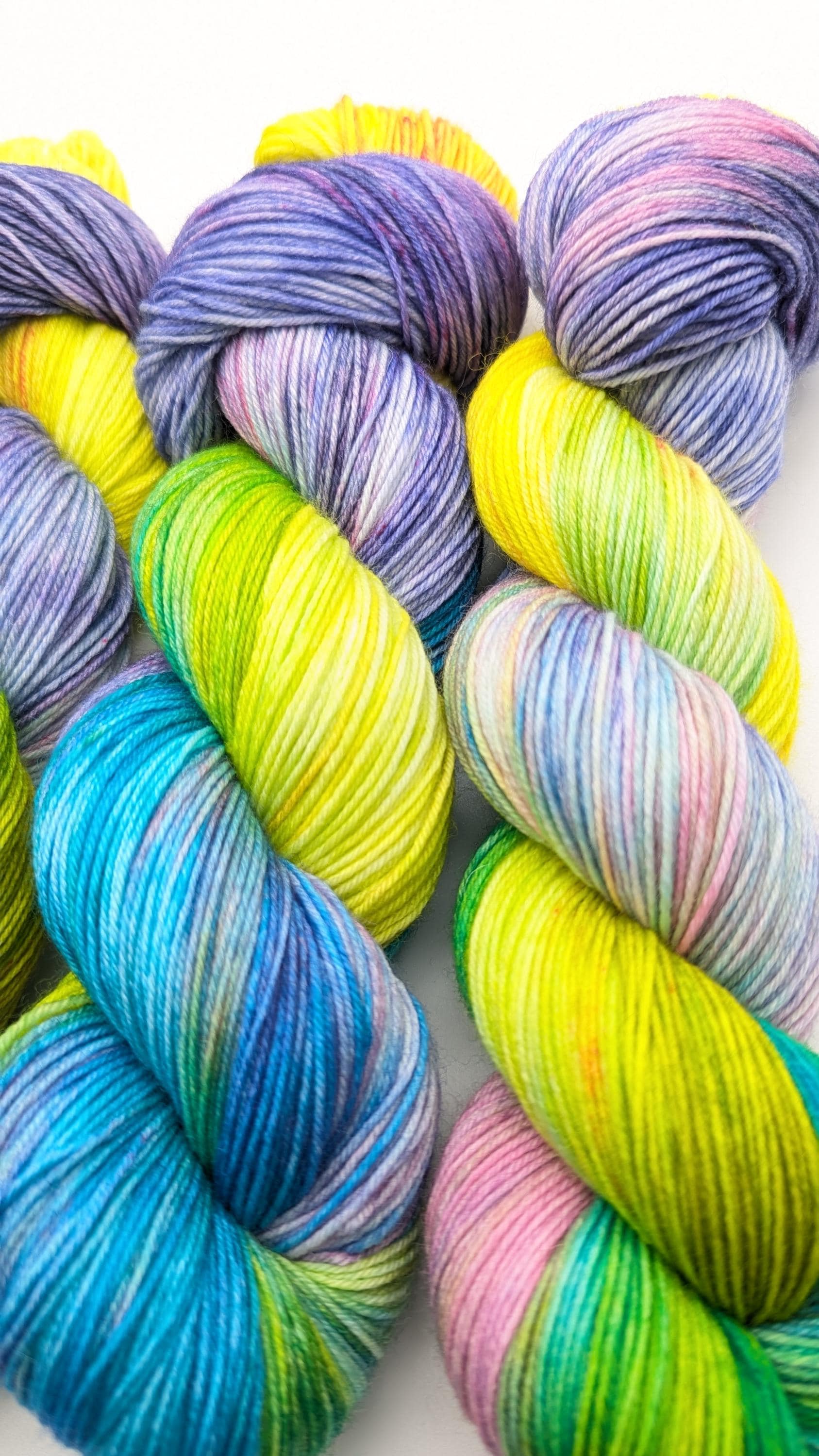 Handgefärbte Sockenwolle 4 fach LL 100g/420m LL Merino extrafine  "Happy Colours" mulesingfrei handdyed
