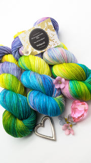 Handgefärbte Sockenwolle 4 fach High Twist 100g/400m Merino extrafine  "Happy Colours" gelb türkis