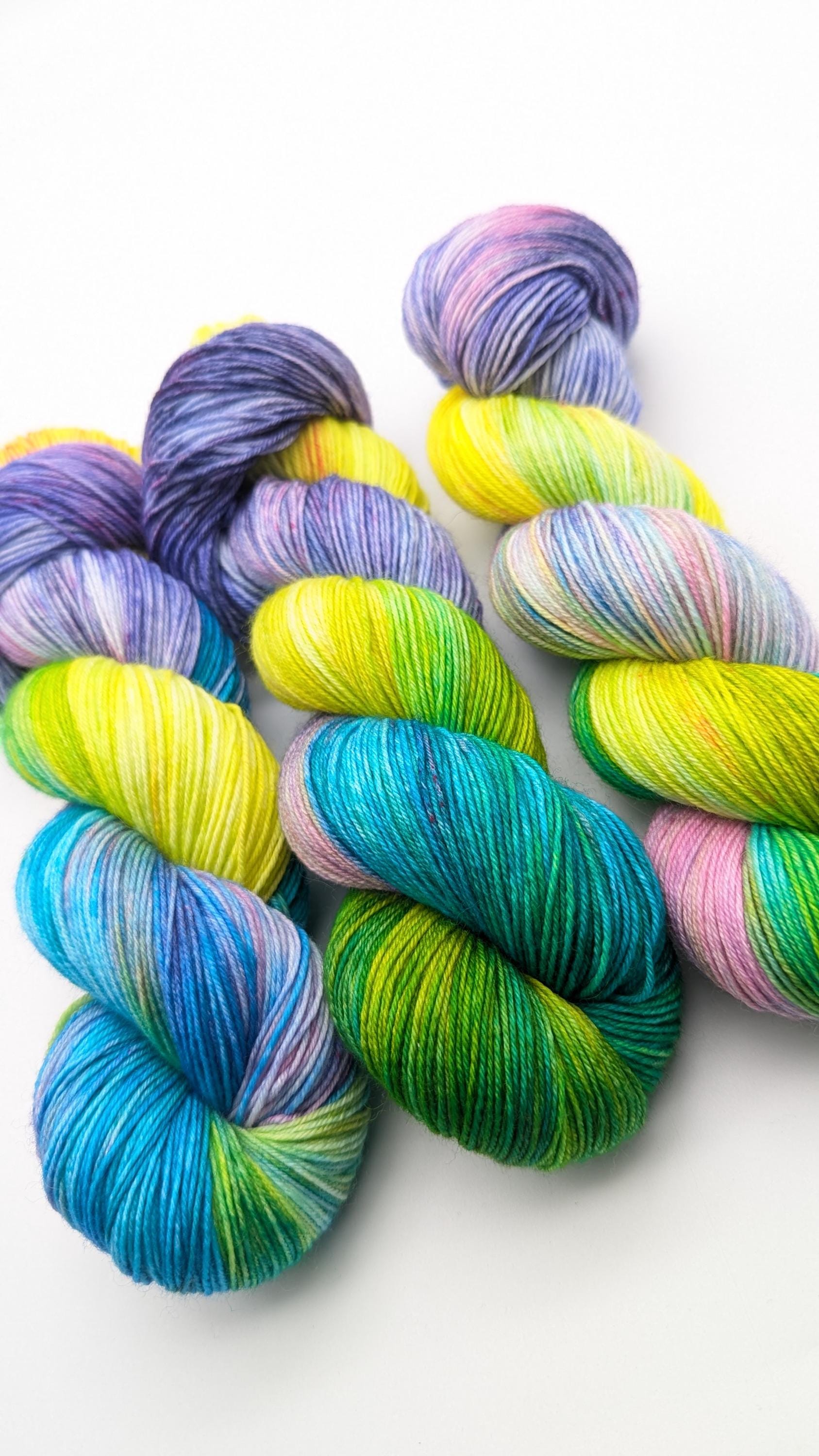 Handgefärbte Sockenwolle 4 fach High Twist 100g/400m Merino extrafine  "Happy Colours" gelb türkis
