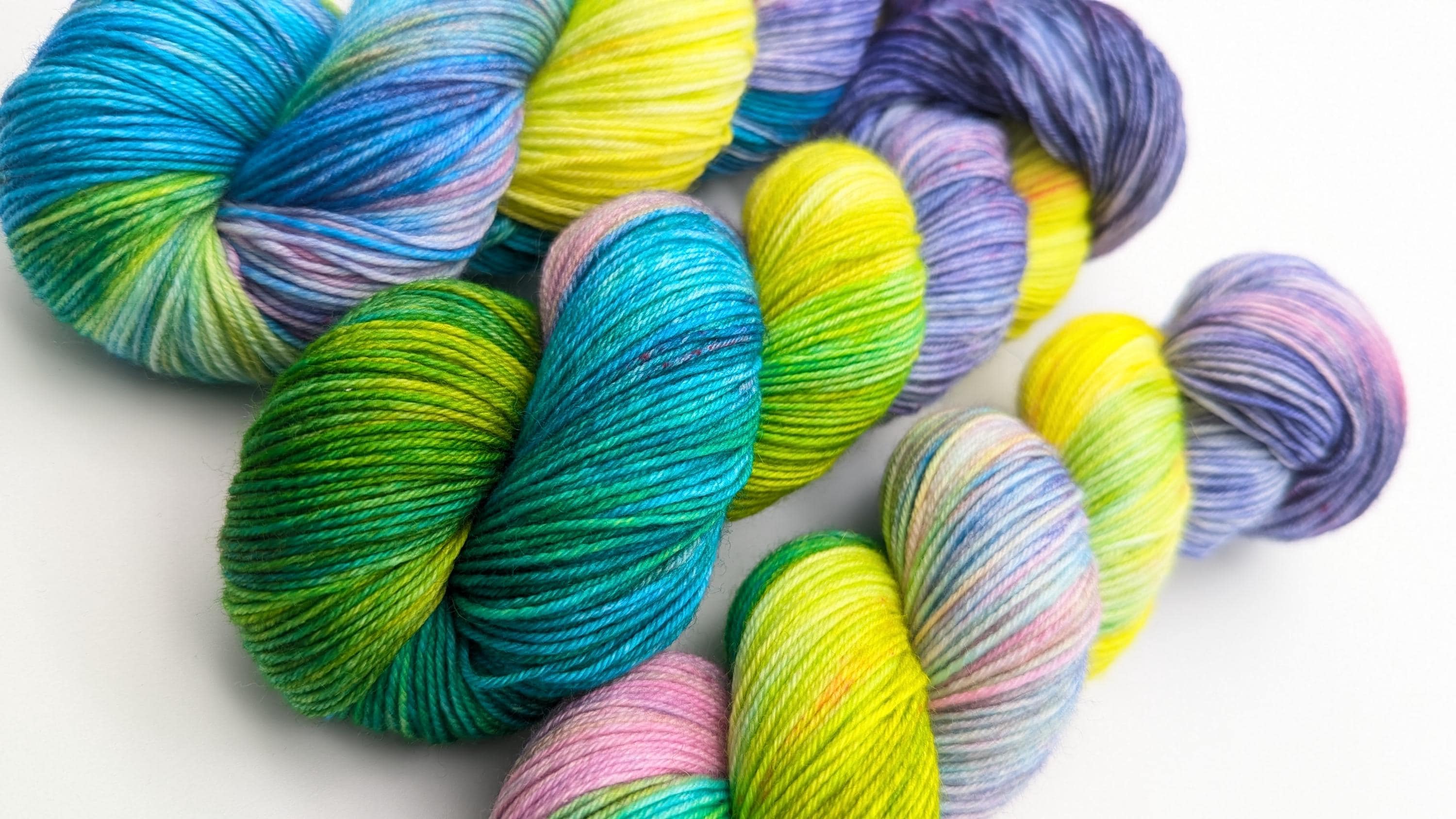 Handgefärbte Sockenwolle 4 fach High Twist 100g/400m Merino extrafine  "Happy Colours" gelb türkis