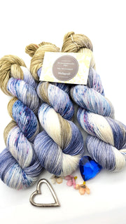 Handgefärbte Sockenwolle 4 fach 100g/420m LL Merino extrafine  "Lavendel & Salbei" blau natur