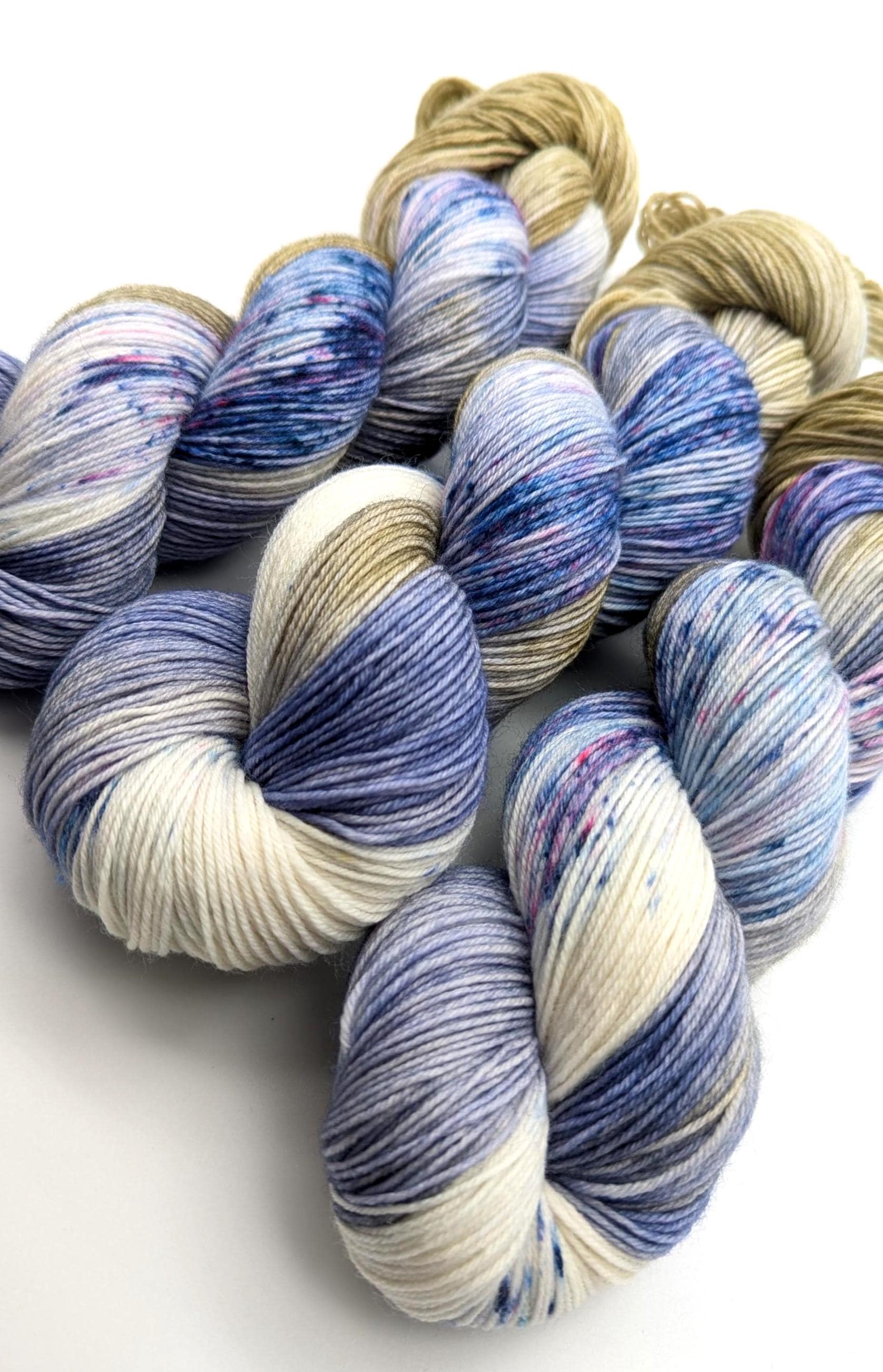 Handgefärbte Sockenwolle 4 fach 100g/420m LL Merino extrafine  "Lavendel & Salbei" blau natur