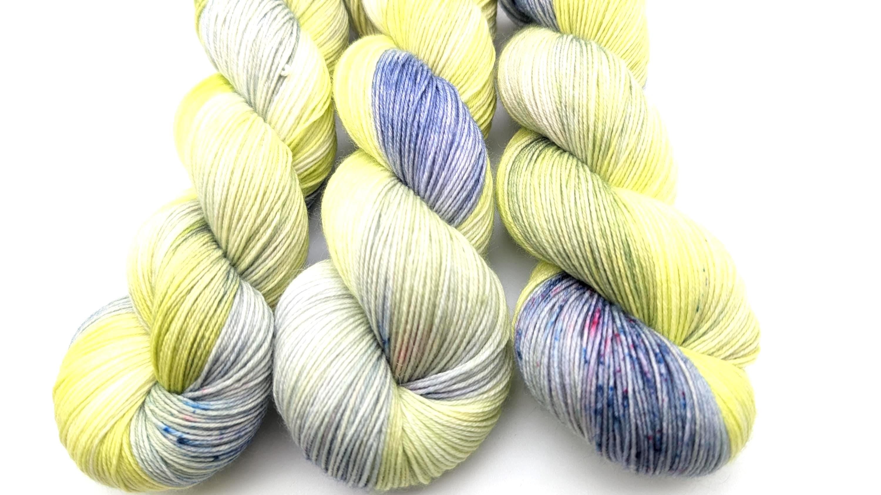 Handgefärbte Sockenwolle 4-fach LL 100g/420m Merino extrafine  "fein & zart"  gelb blau mulesingfrei