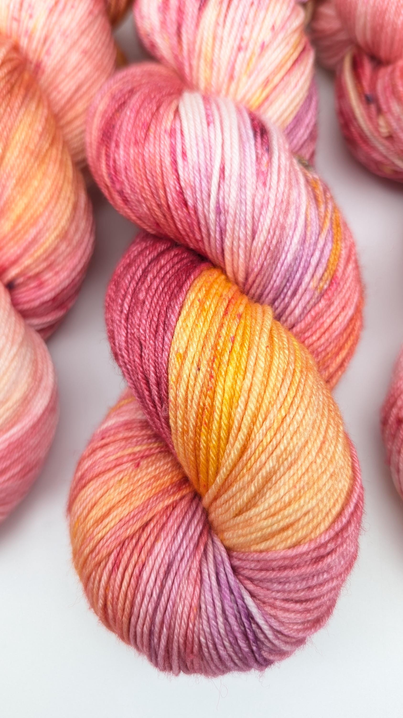 HANDGEFÄRBTES Luxusgarn 100g/400m Maulbeeerseide Merino extrafine  rosa pink gelb "Candy Mix"