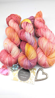 HANDGEFÄRBTES Luxusgarn 100g/400m Maulbeeerseide Merino extrafine  rosa pink gelb "Candy Mix"