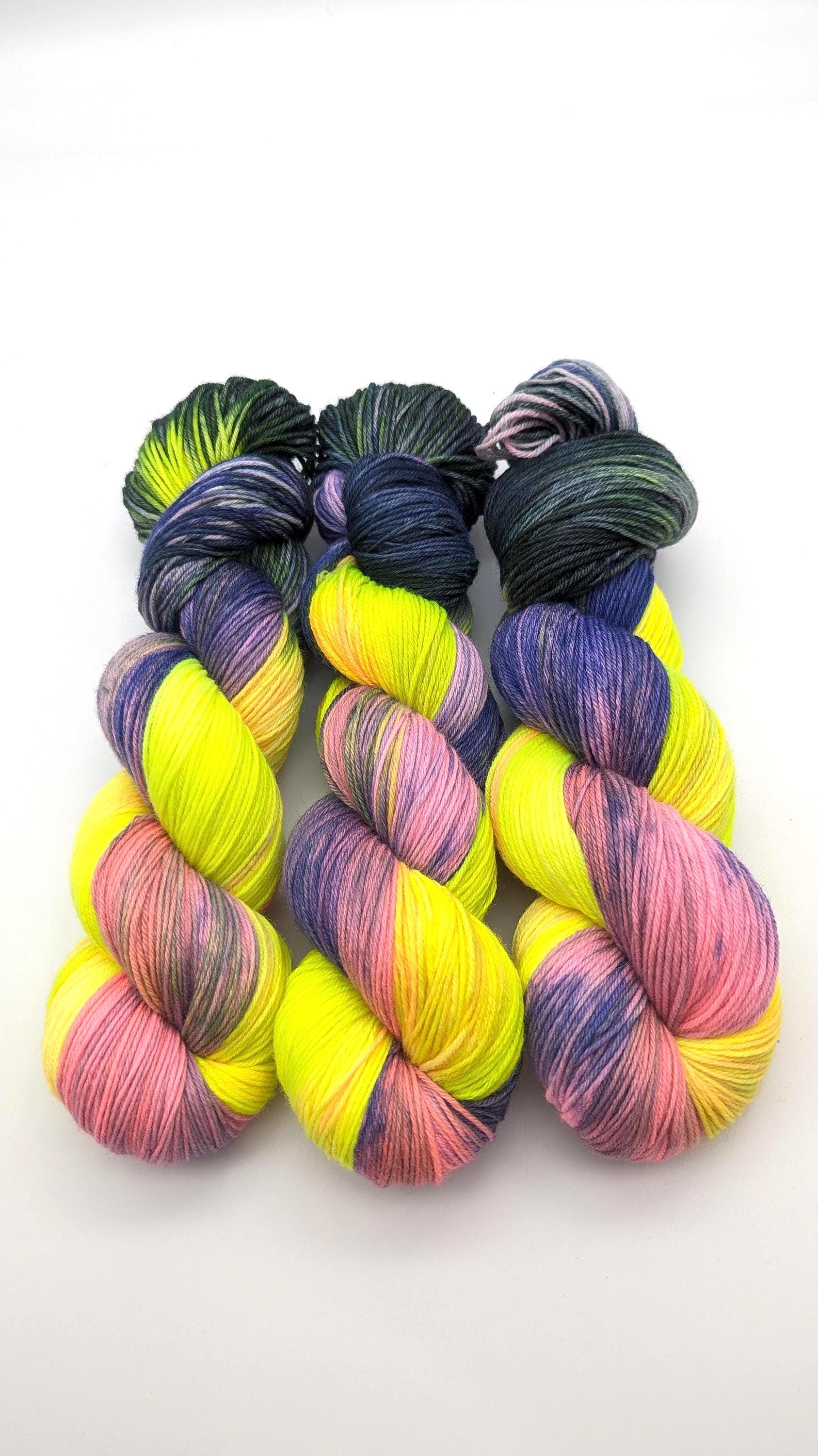 Handgefärbte Sockenwolle 4 fach High Twist 100g/400m Merino extrafine  "Happy Halloween" schwarz pink gelb