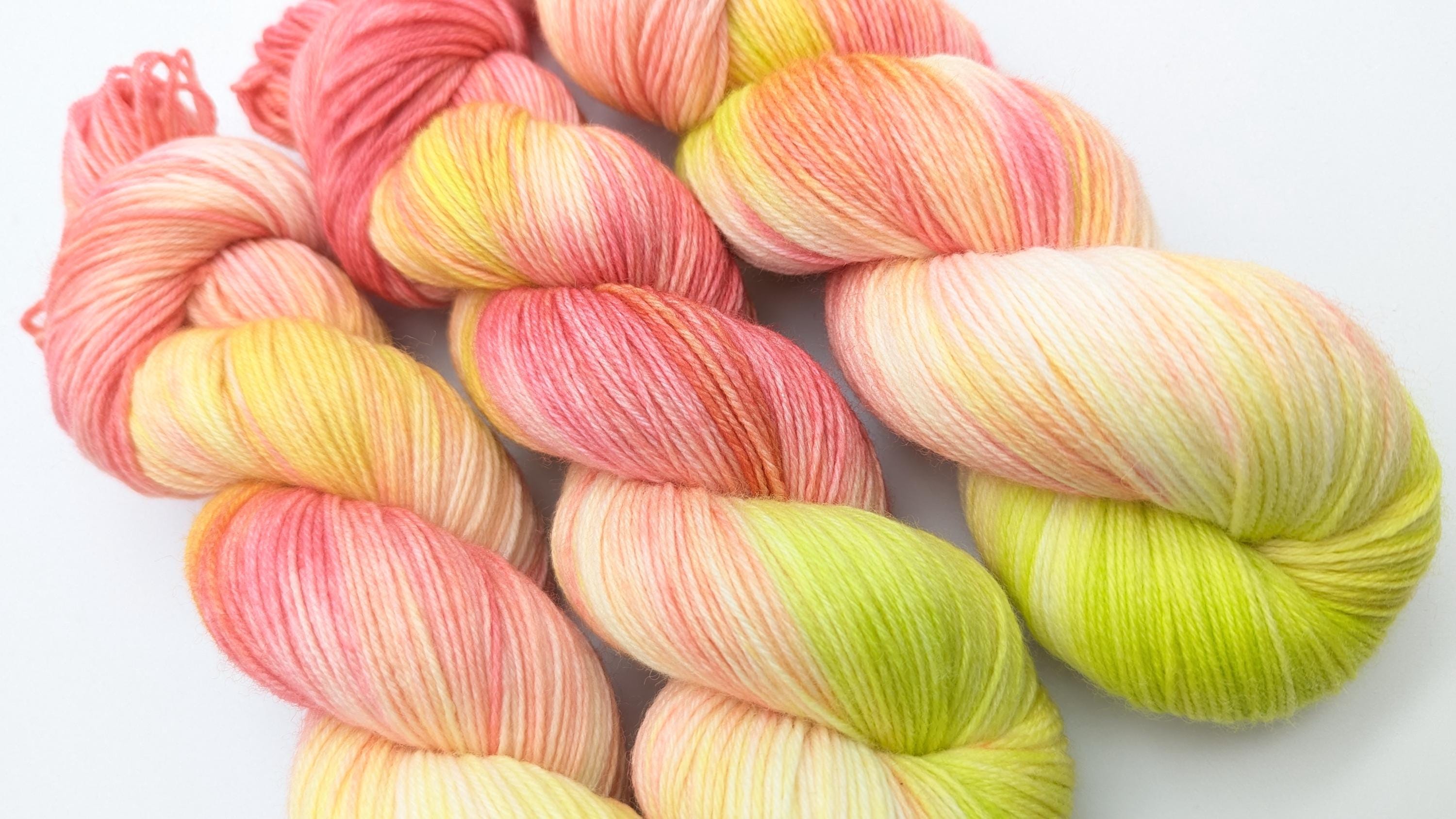 Handgefärbte Sockenwolle 4 fach High Twist 100g/400m LL Merino extrafine  "Fruchtsorbet" gelb rosa grün Stricken handdyed yarn mulesingfrei