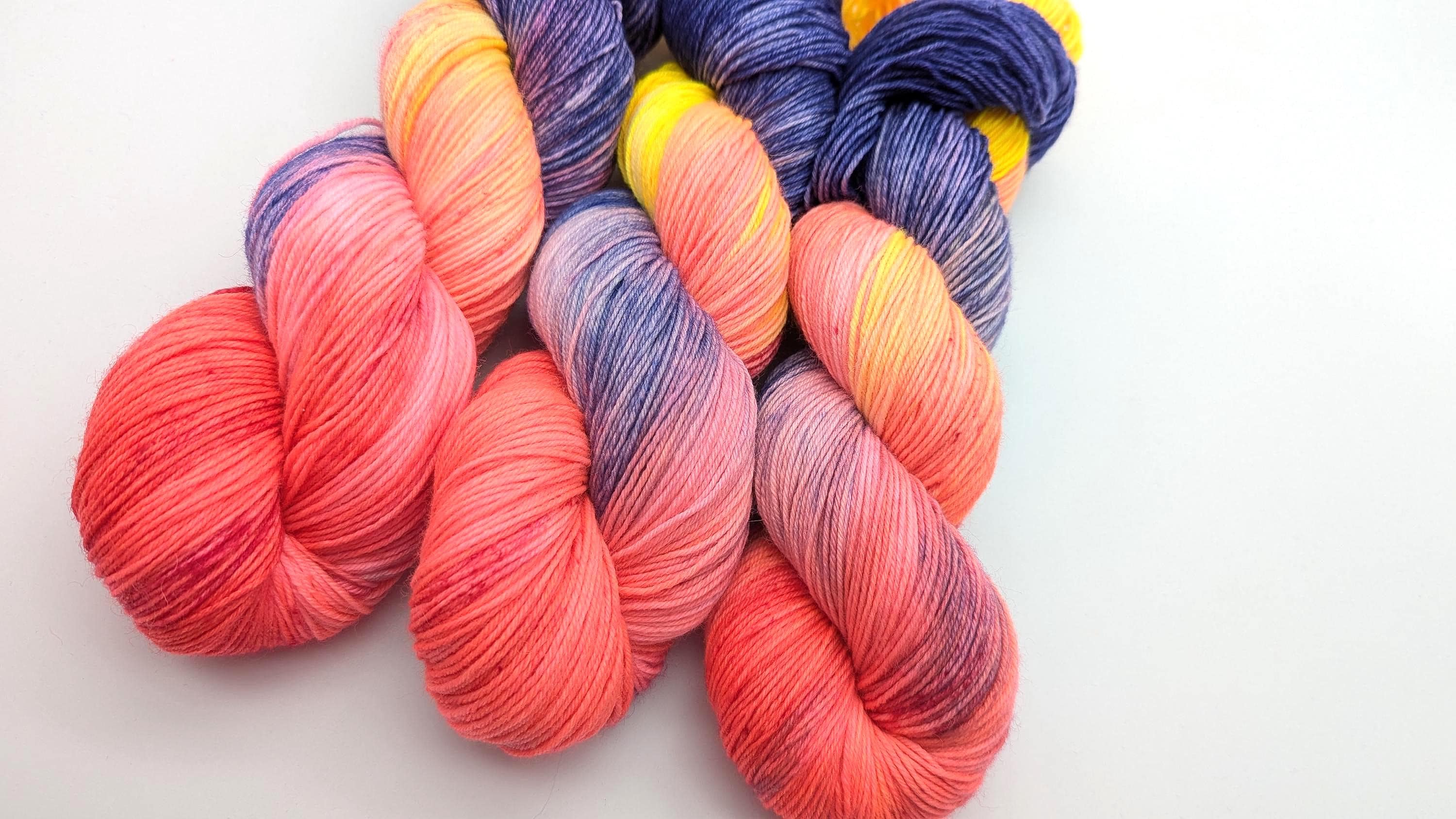 Handgefärbte Sockenwolle 4 fach 100g/420m LL Merino extrafine  "Colour Explosion" pink lila gelb