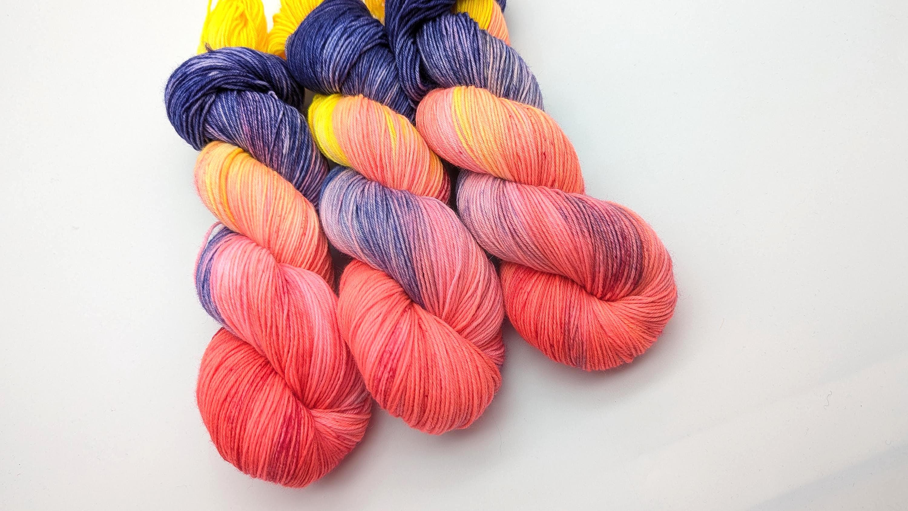 Handgefärbte Sockenwolle 4 fach 100g/420m LL Merino extrafine  "Colour Explosion" pink lila gelb