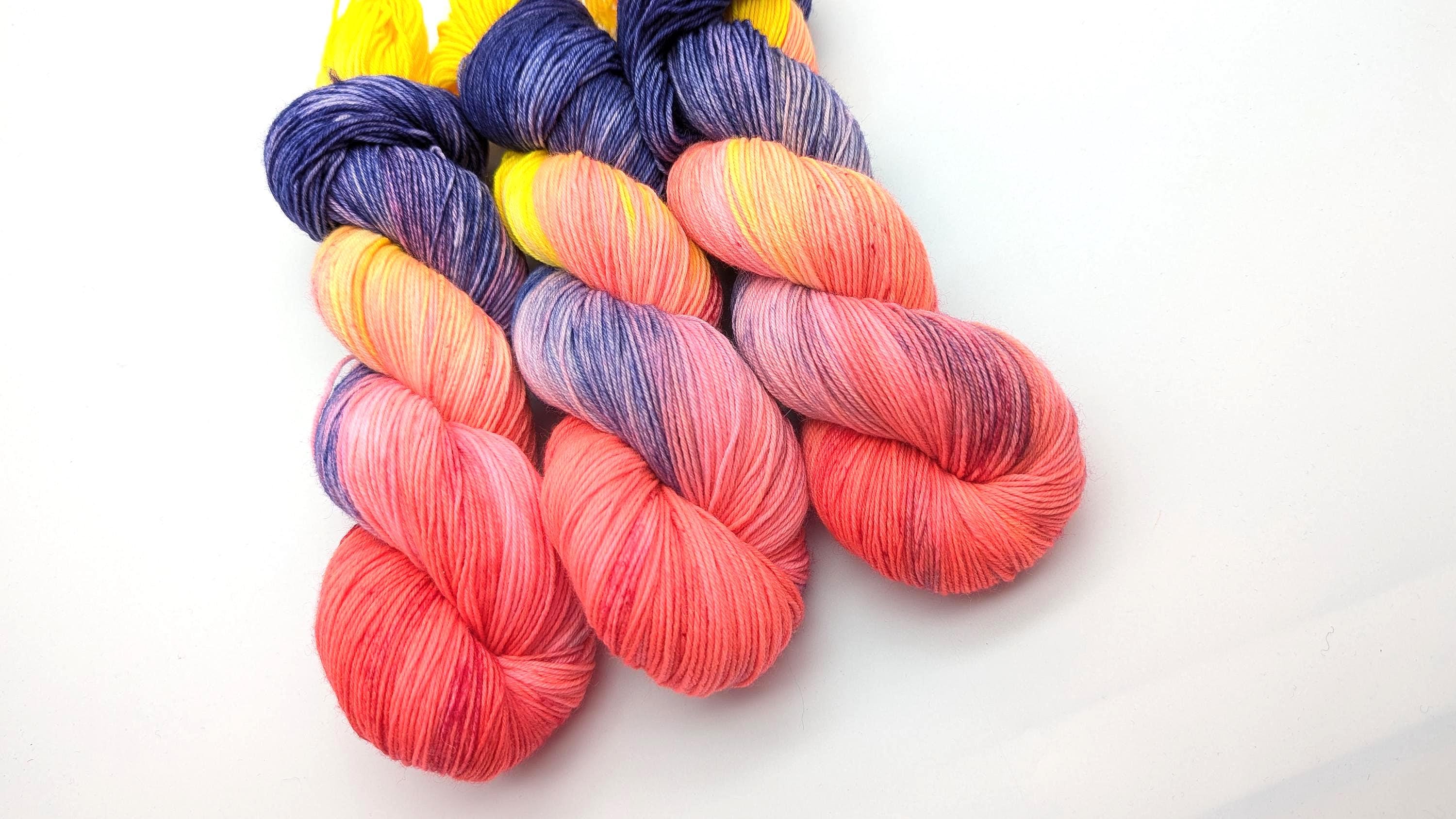 Handgefärbte Sockenwolle 4-fach High Twist 100g/400m LL Merino extrafine  "Colour Explosion" gelb blau pink handdyed