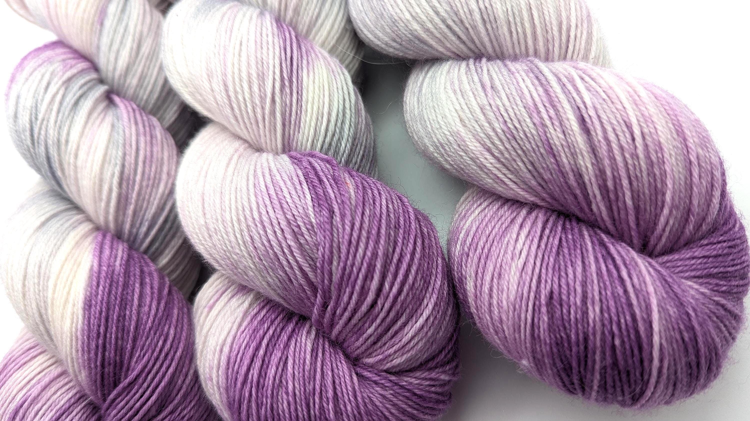 Handgefärbte Sockenwolle 4 fach 100g/420m LL Merino extrafine "Fliedertraum" lila silber weiß
