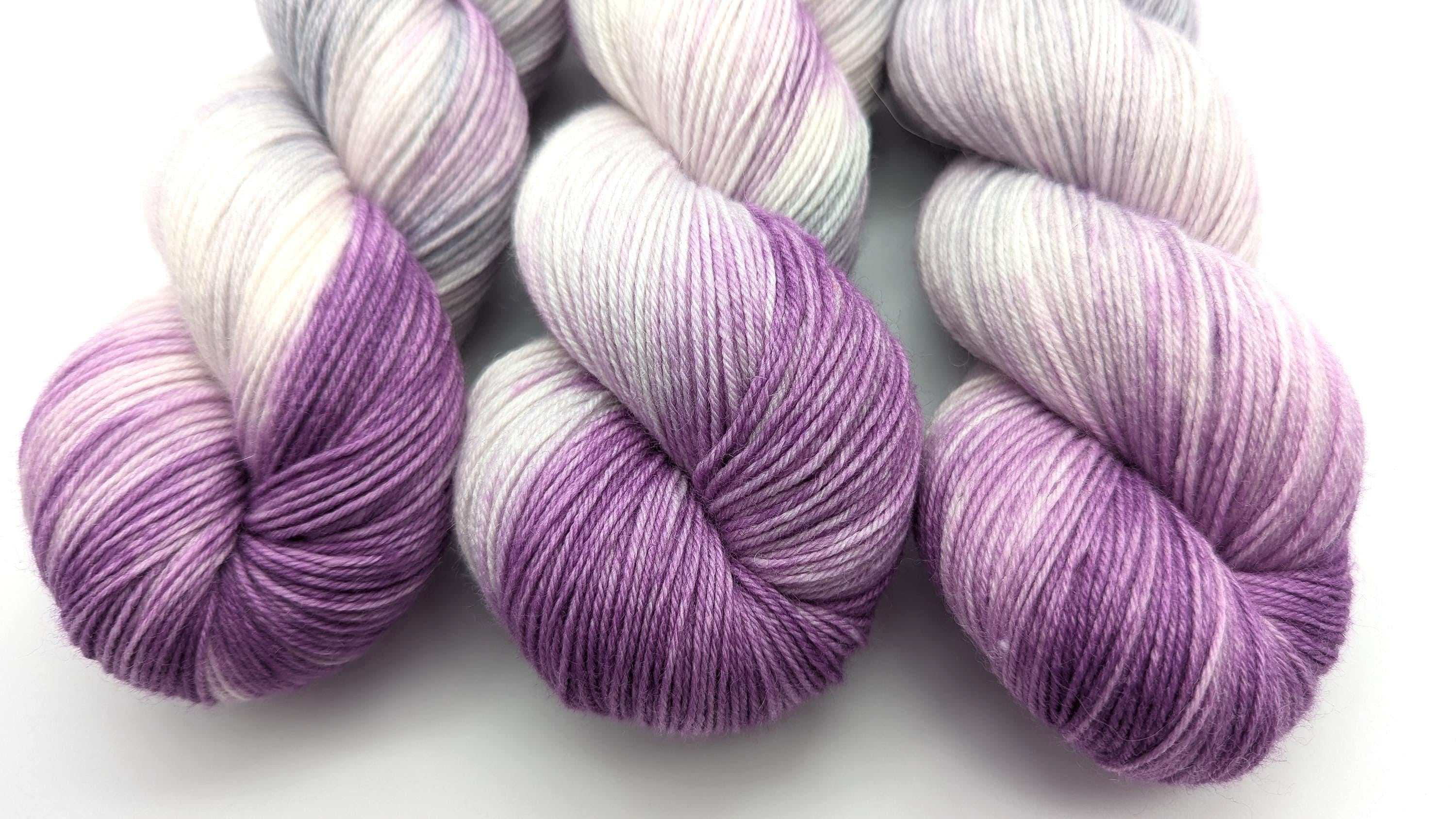 Handgefärbte Sockenwolle 4 fach 100g/420m LL Merino extrafine "Fliedertraum" lila silber weiß
