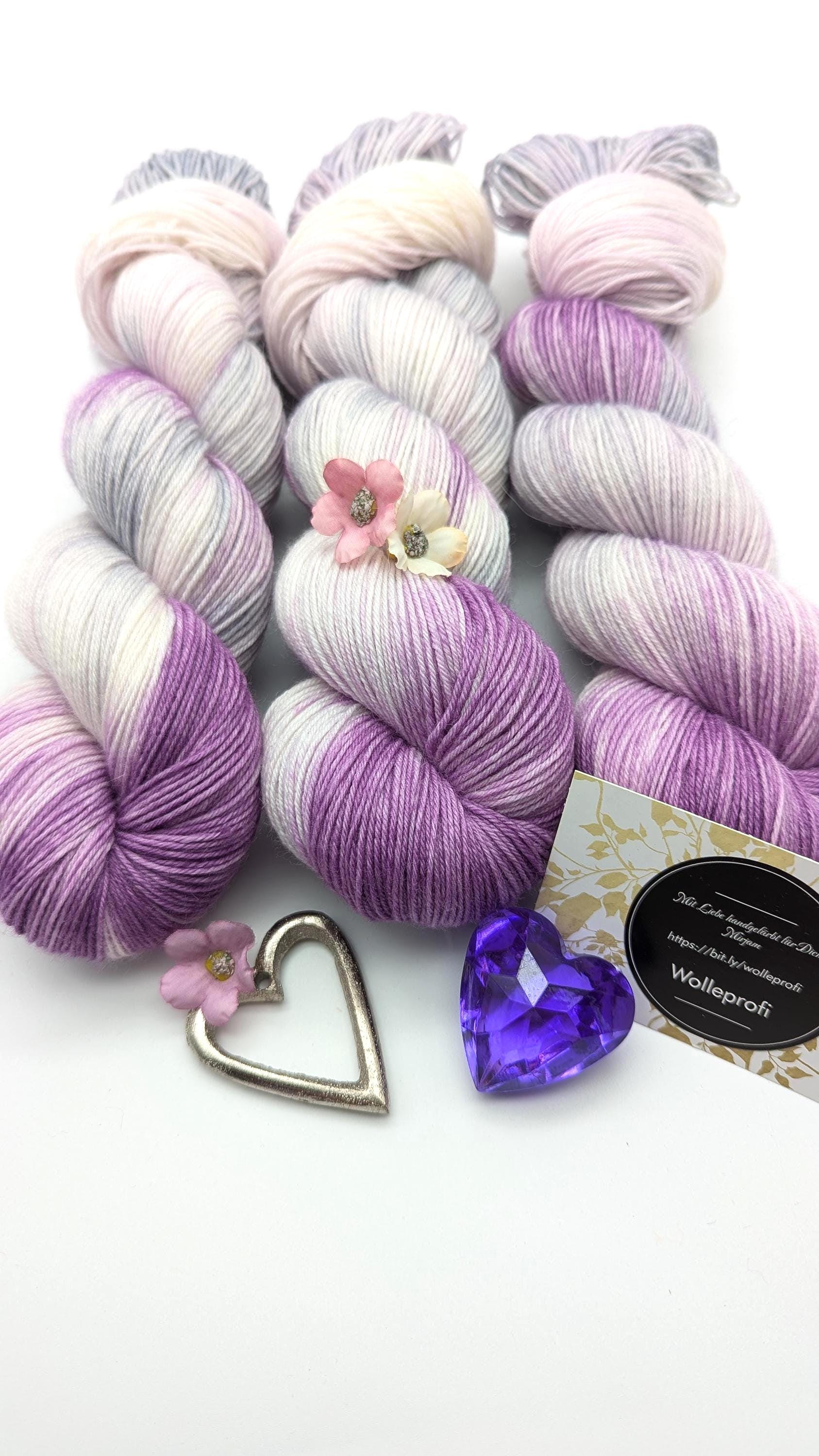 Handgefärbte Sockenwolle 4 fach 100g/420m LL Merino extrafine "Fliedertraum" lila silber weiß