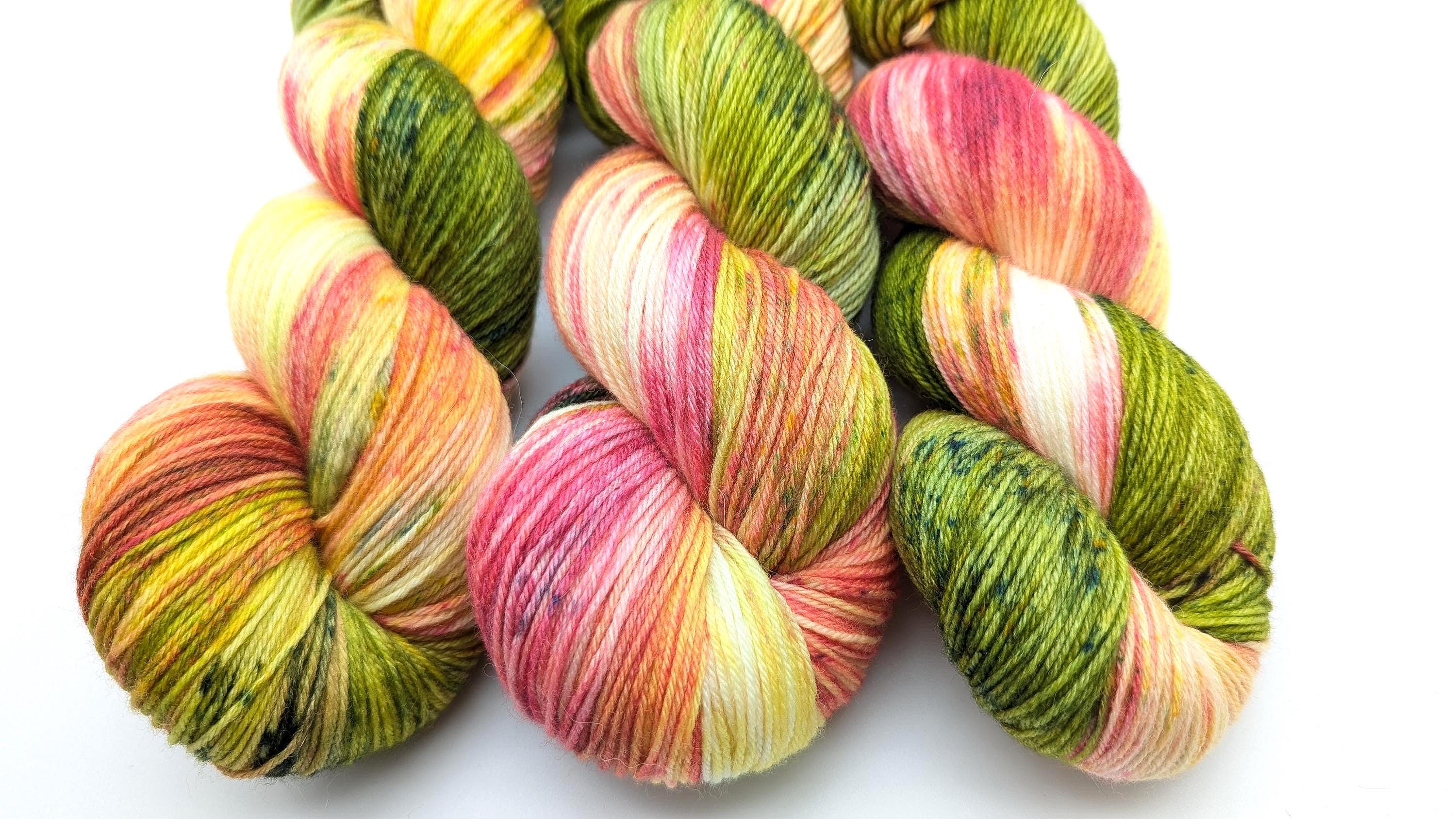 Handgefärbte Sockenwolle 4 fach High Twist 100g/400m Merino extrafine "Blumenwiese" gelb pink grün