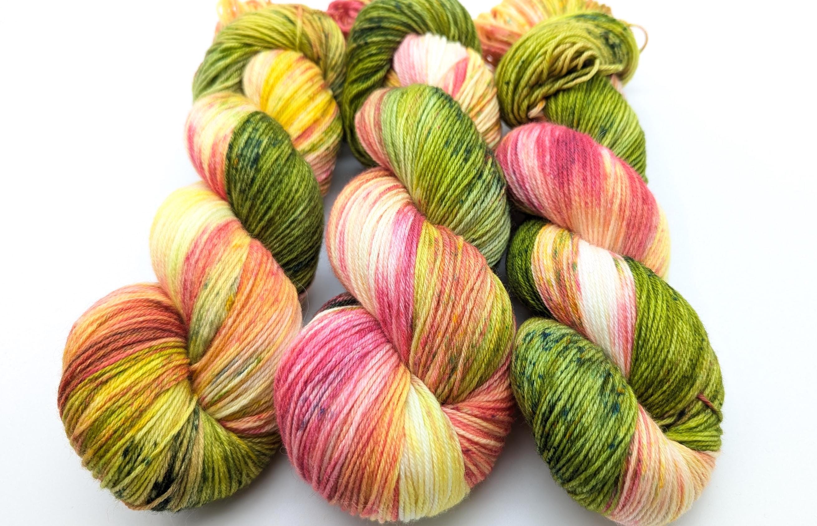 Handgefärbte Sockenwolle 4 fach High Twist 100g/400m Merino extrafine "Blumenwiese" gelb pink grün