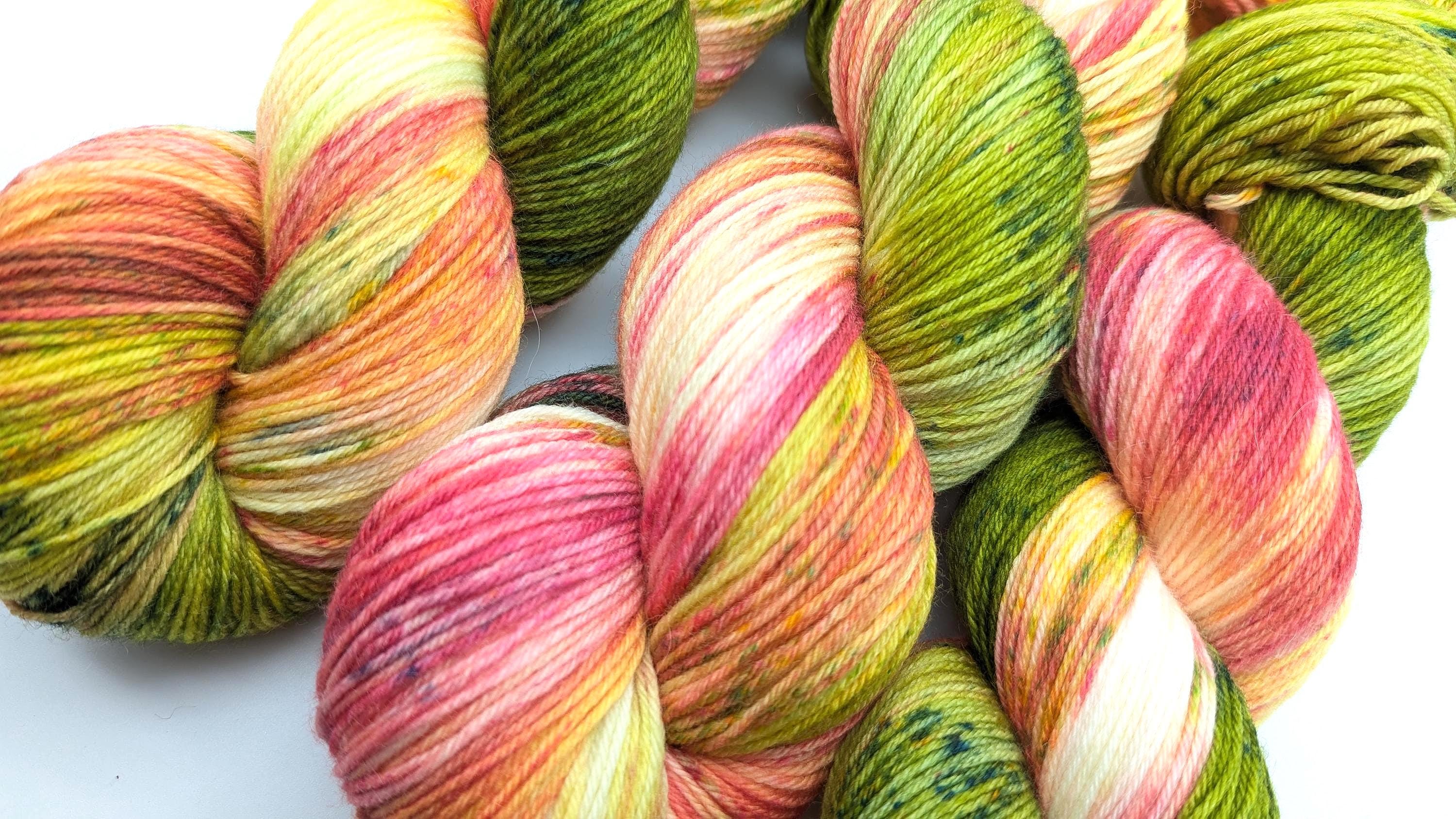 Handgefärbte Sockenwolle 4 fach High Twist 100g/400m Merino extrafine "Blumenwiese" gelb pink grün