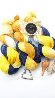 Handgefärbte Sockenwolle 4 fach High Twist 100g/400m Merino extrafine "Sandy Beach" blau maisgelb
