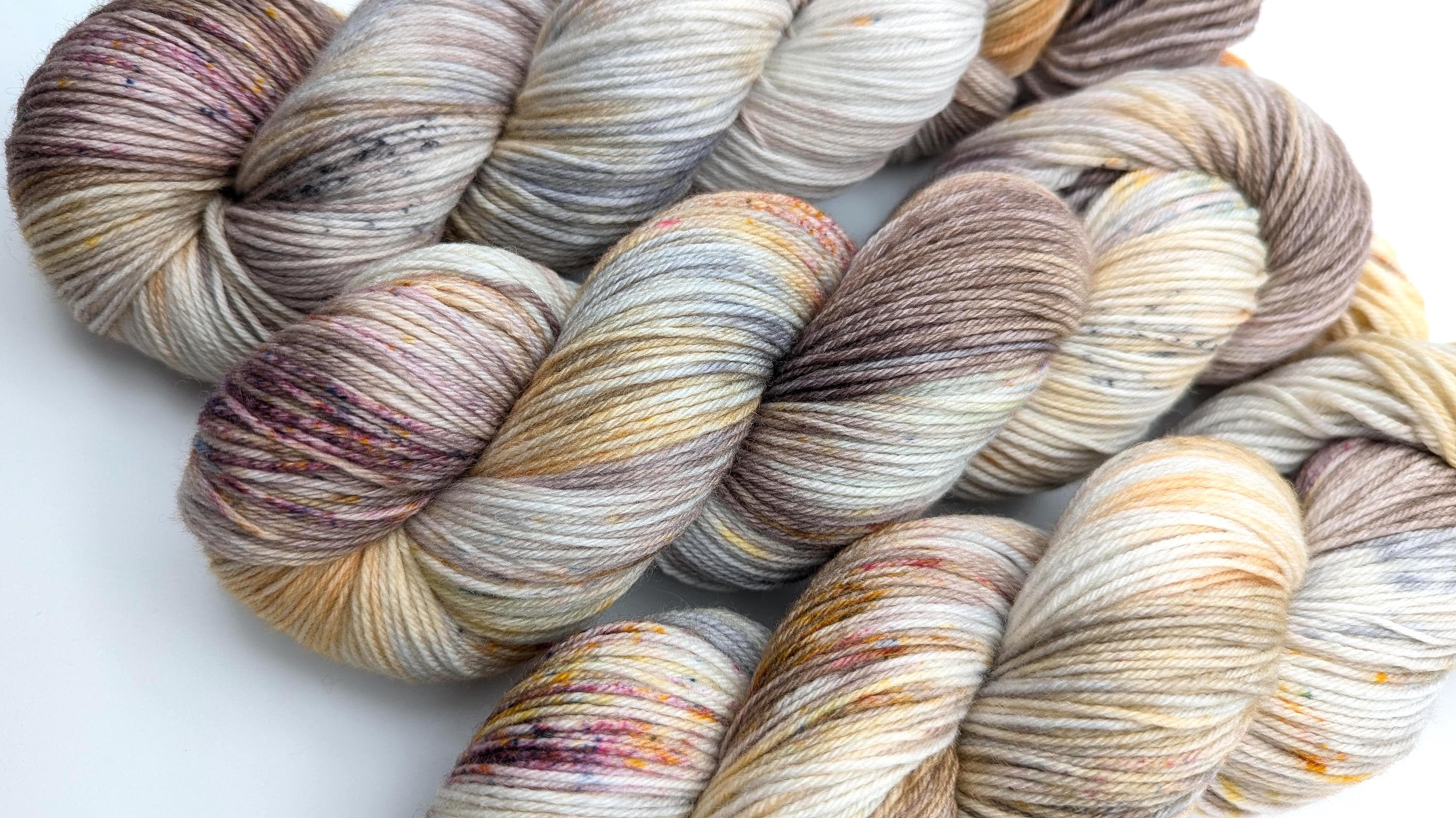 Handgefärbte Sockenwolle 4 fach High Twist 100g/400m Merino extrafine  "Boho Lady" natur handdyed
