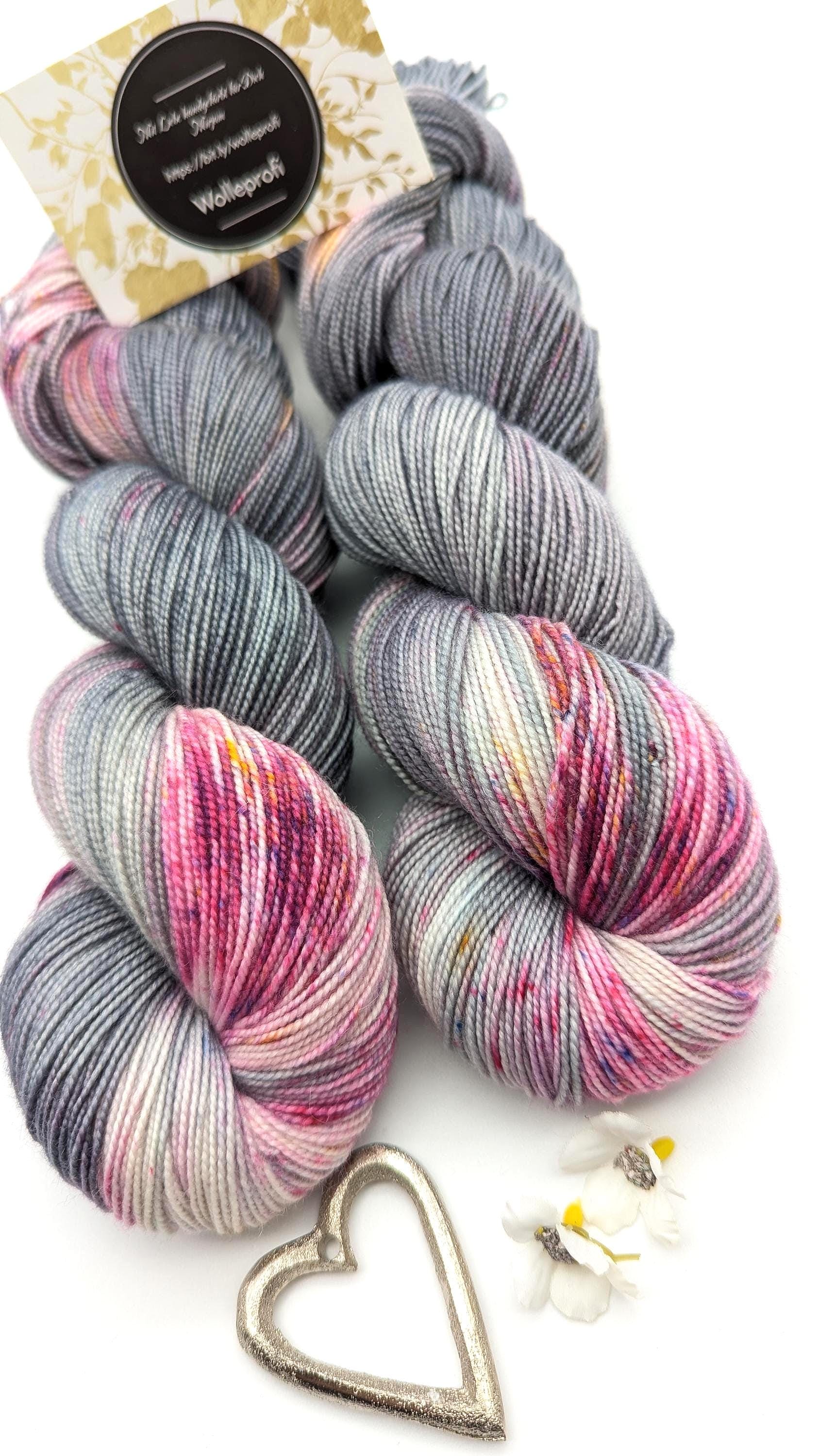Handgefärbtes Perlgarn Schurwolle Merino extrafine 100g/400m LL  "Steinröschen" anthrazit rosa grau Sprenkel