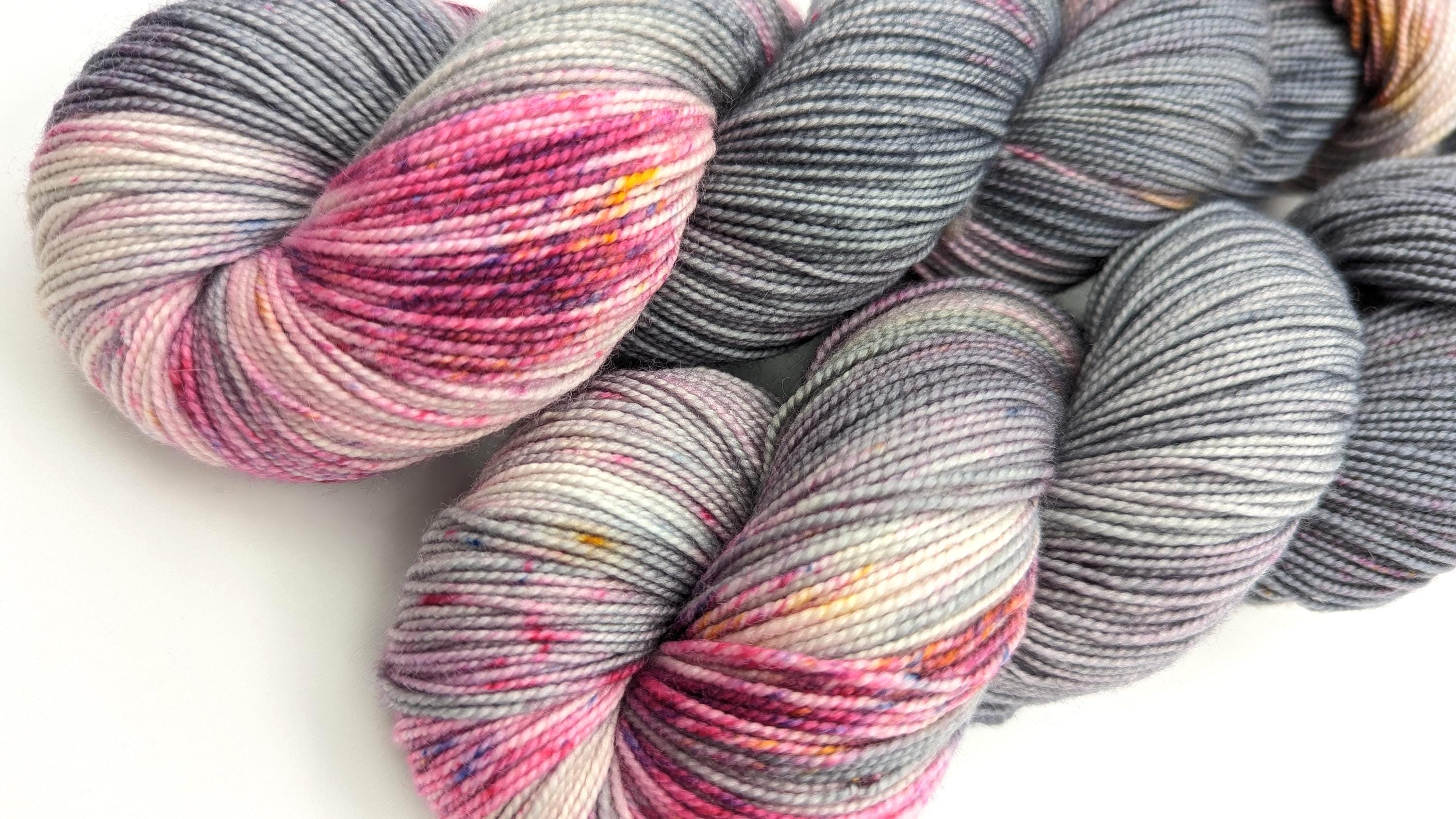 Handgefärbtes Perlgarn Schurwolle Merino extrafine 100g/400m LL  "Steinröschen" anthrazit rosa grau Sprenkel