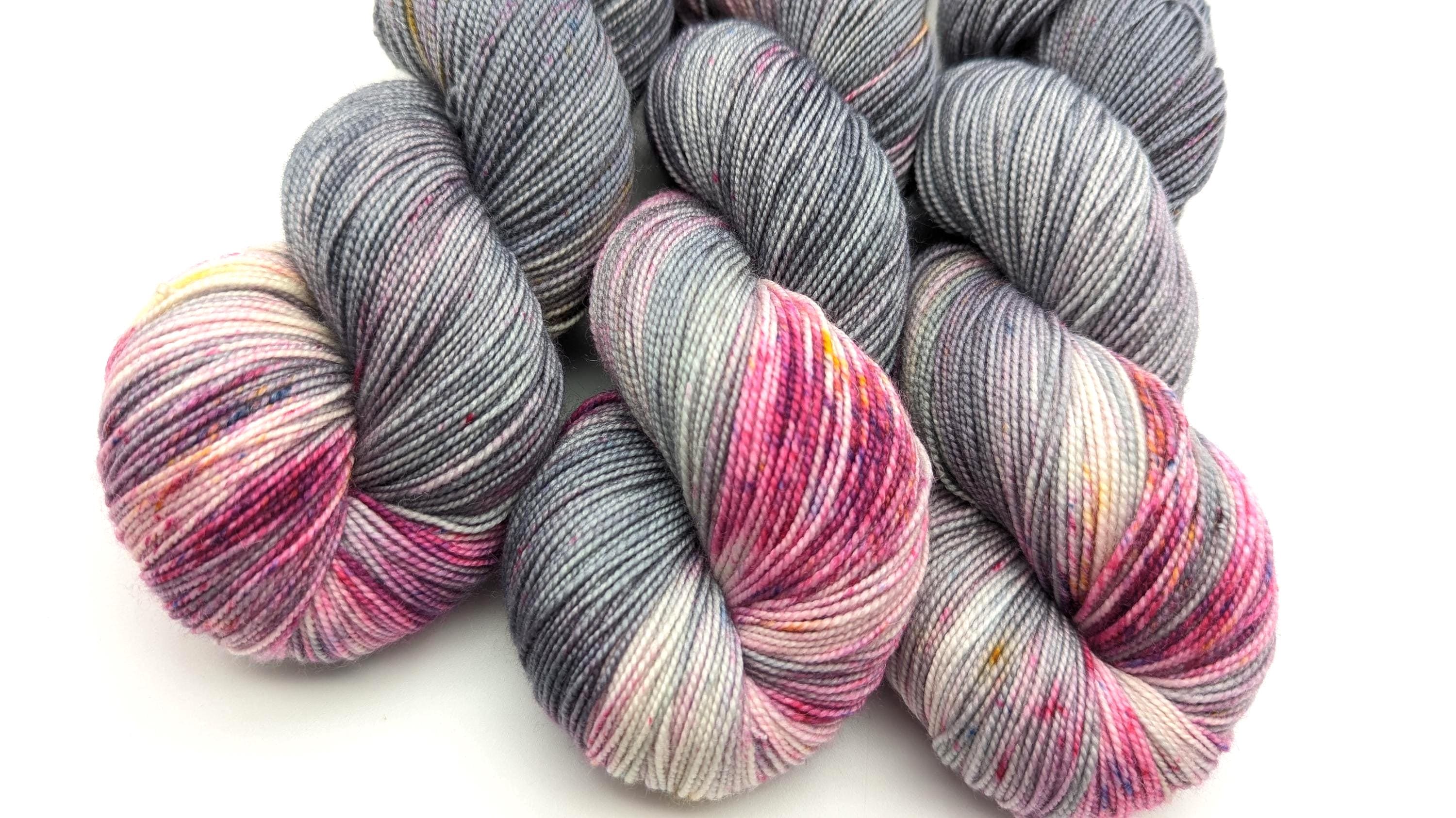 Handgefärbtes Perlgarn Schurwolle Merino extrafine 100g/400m LL  "Steinröschen" anthrazit rosa grau Sprenkel