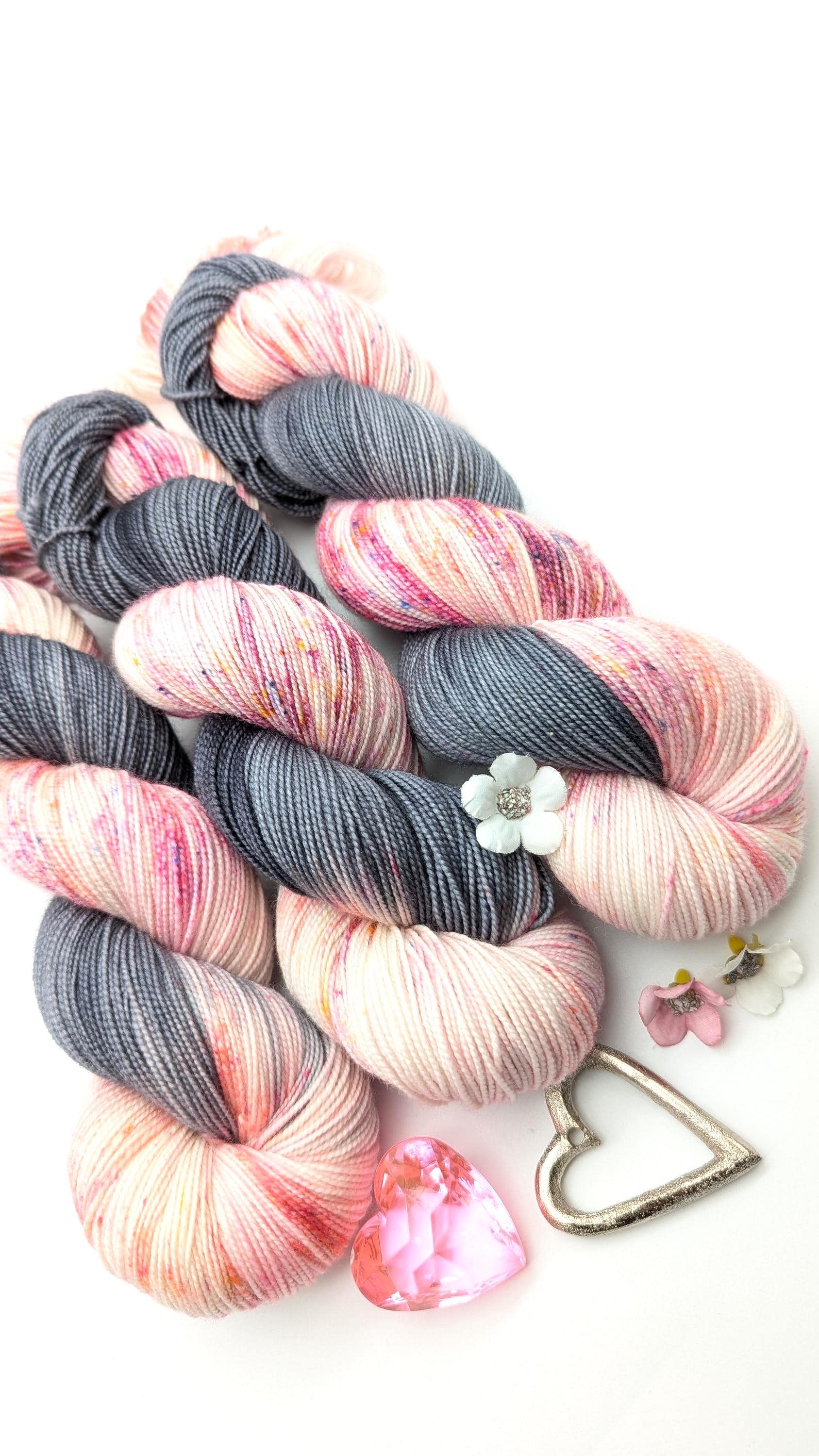 Handgefärbtes Perlgarn Schurwolle Merino extrafine 100g/400m "Felsenröchen" grau rosa Sprenkel superwash