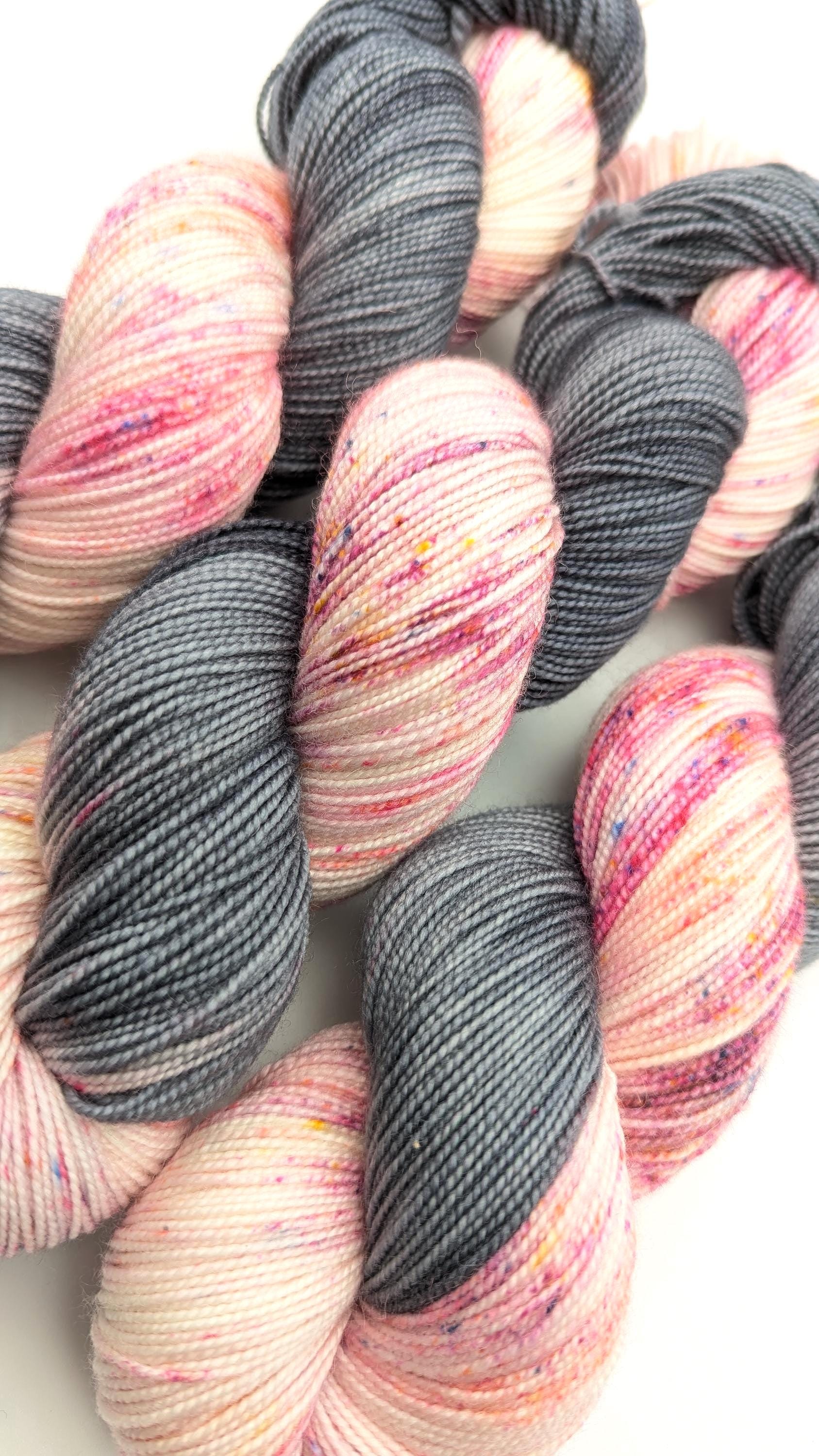 Handgefärbtes Perlgarn Schurwolle Merino extrafine 100g/400m "Felsenröchen" grau rosa Sprenkel superwash