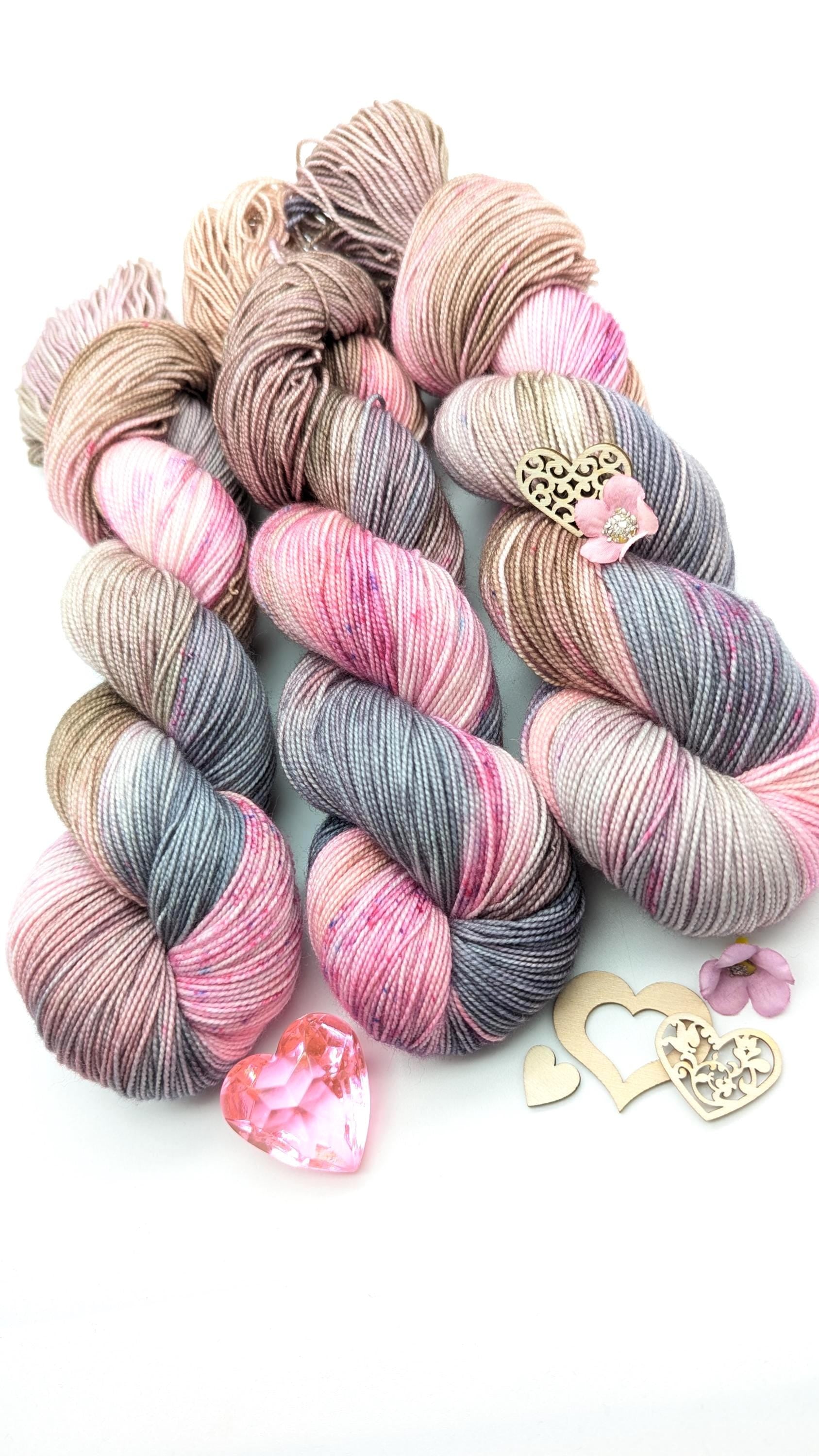 Handgefärbtes Perlgarn Schurwolle Merino extrafine 100g/400m "Bergröschen" rosa grau handdyed