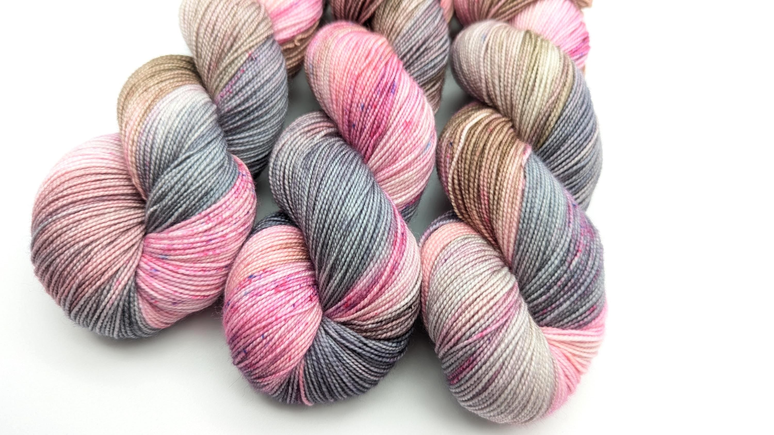 Handgefärbtes Perlgarn Schurwolle Merino extrafine 100g/400m "Bergröschen" rosa grau handdyed