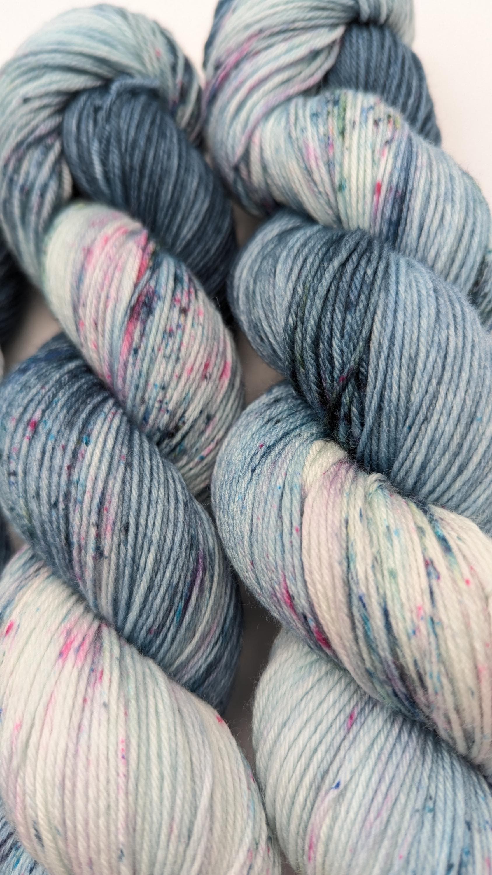 Handgefärbte Sockenwolle 4 fach High Twist 100g/400m LL Merino extrafine - "Gebirgssee" blau Speckels mulesingfrei handdyed