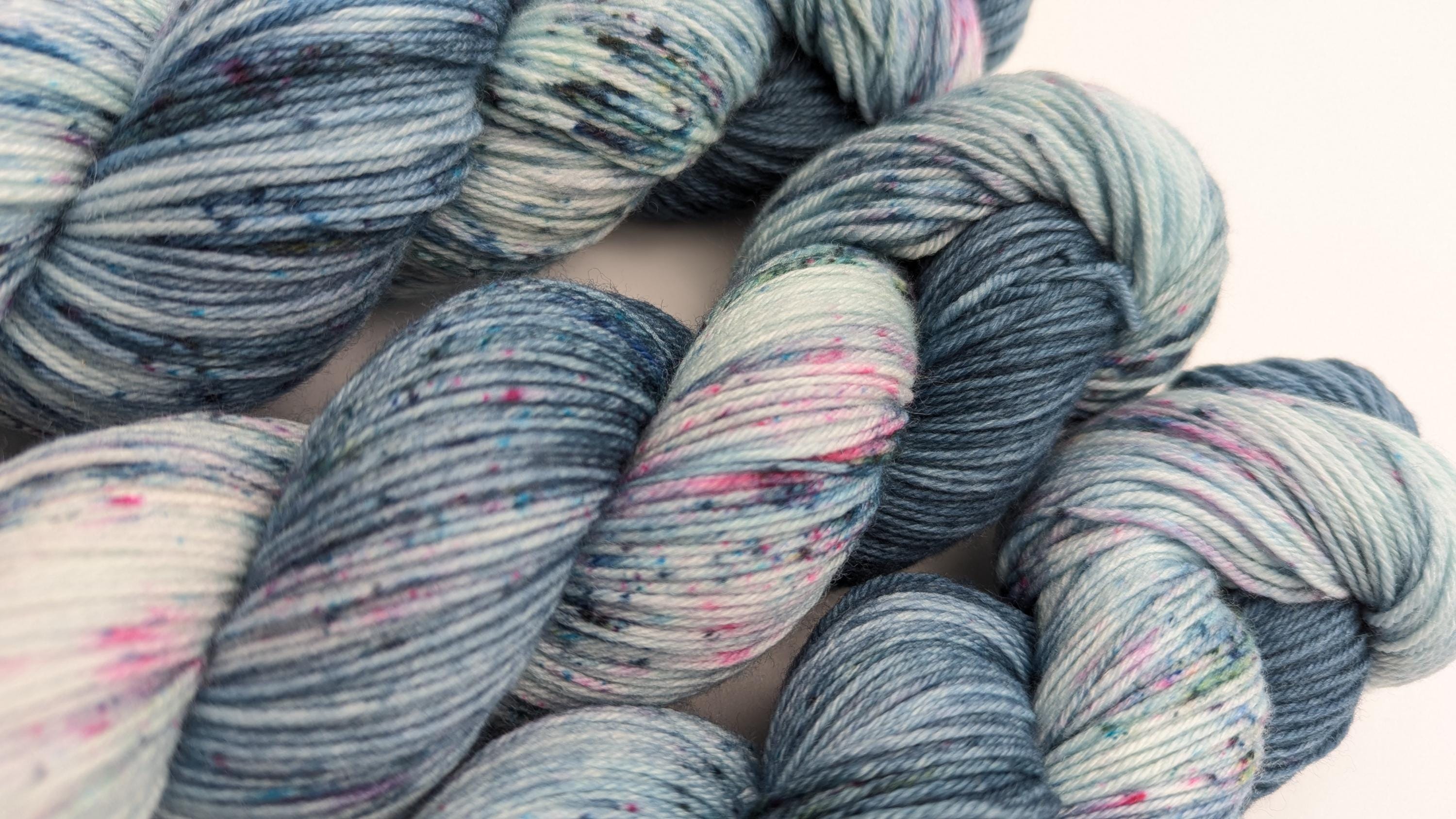 Handgefärbte Sockenwolle 4 fach High Twist 100g/400m LL Merino extrafine - "Gebirgssee" blau Speckels mulesingfrei handdyed