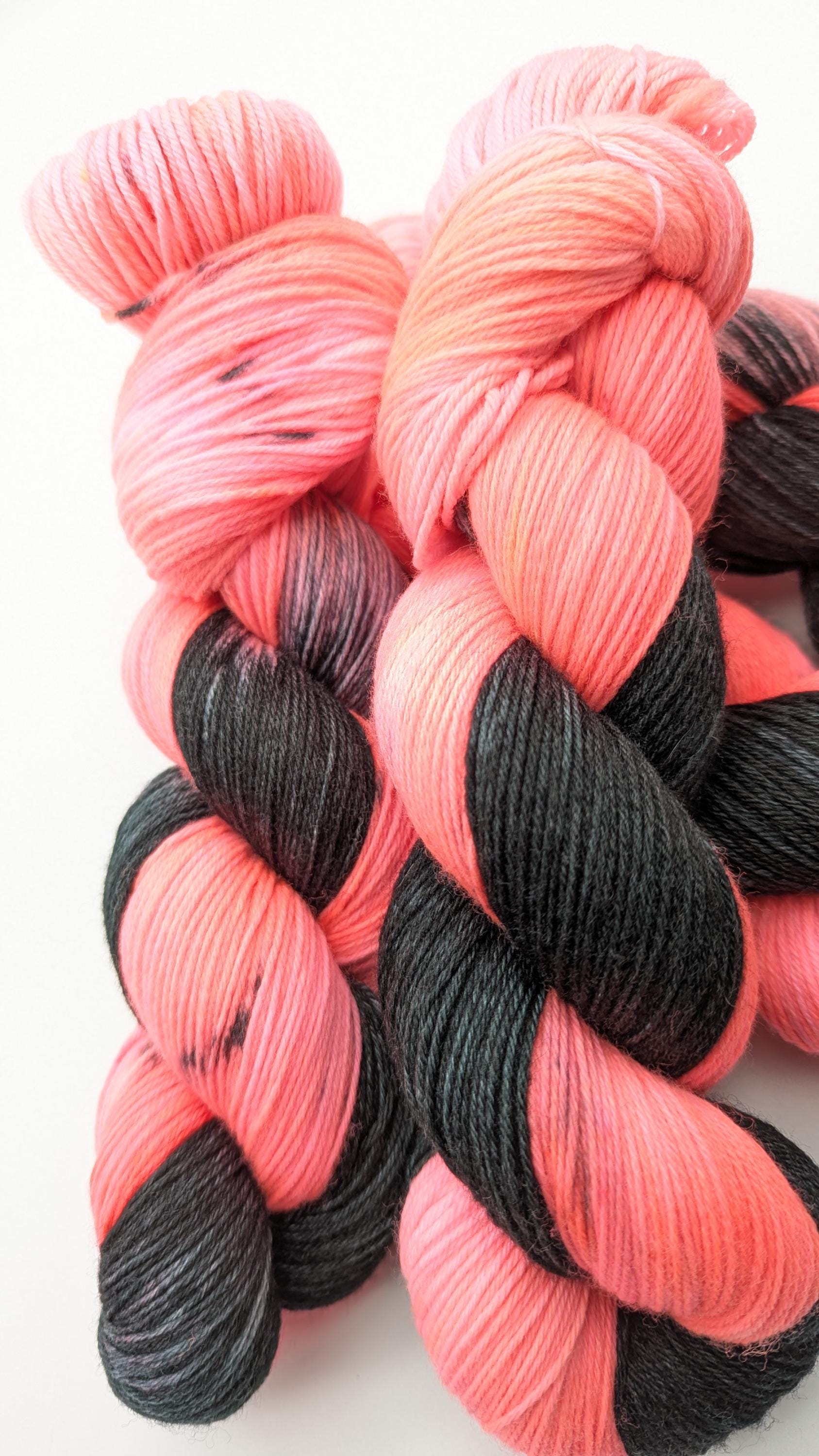 Handgefärbte Sockenwolle 4 fach High Twist 100g/400m LL Merino extrafine - "Halloween Party" Pink neon Stricken  mulesingfrei handdyed Sock