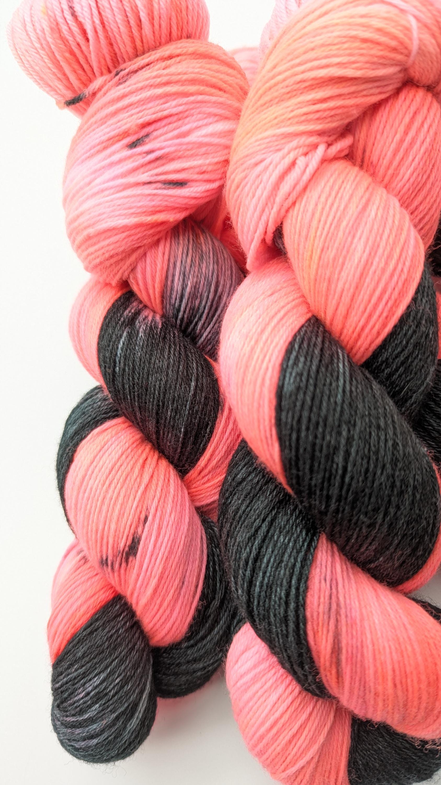 Handgefärbte Sockenwolle 4 fach High Twist 100g/400m LL Merino extrafine - "Halloween Party" Pink neon Stricken  mulesingfrei handdyed Sock