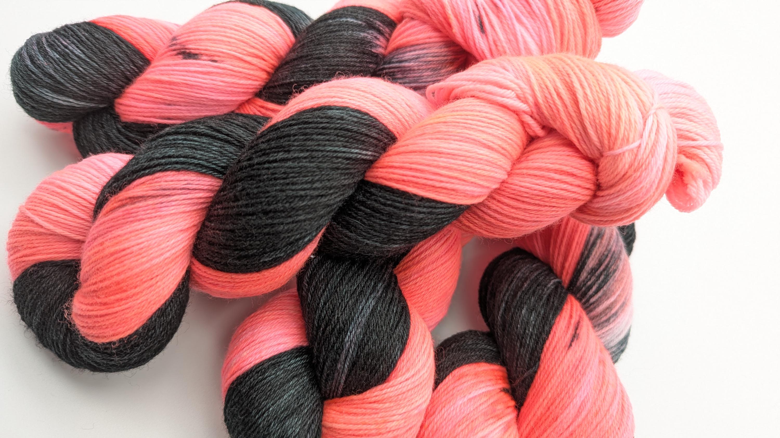 Handgefärbte Sockenwolle 4 fach High Twist 100g/400m LL Merino extrafine - "Halloween Party" Pink neon Stricken  mulesingfrei handdyed Sock