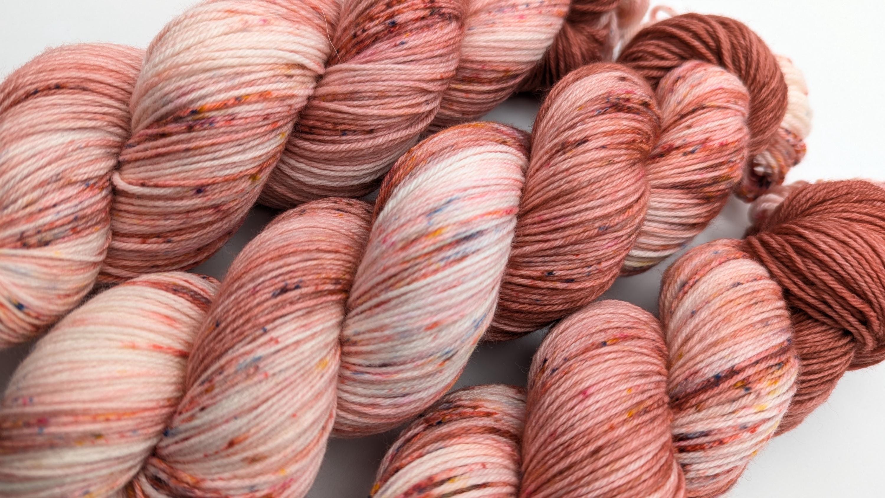 Handgefärbte Sockenwolle 4 fach High Twist 100g/400m Merino extrafine "Rosenholz" Speckels rotbraun